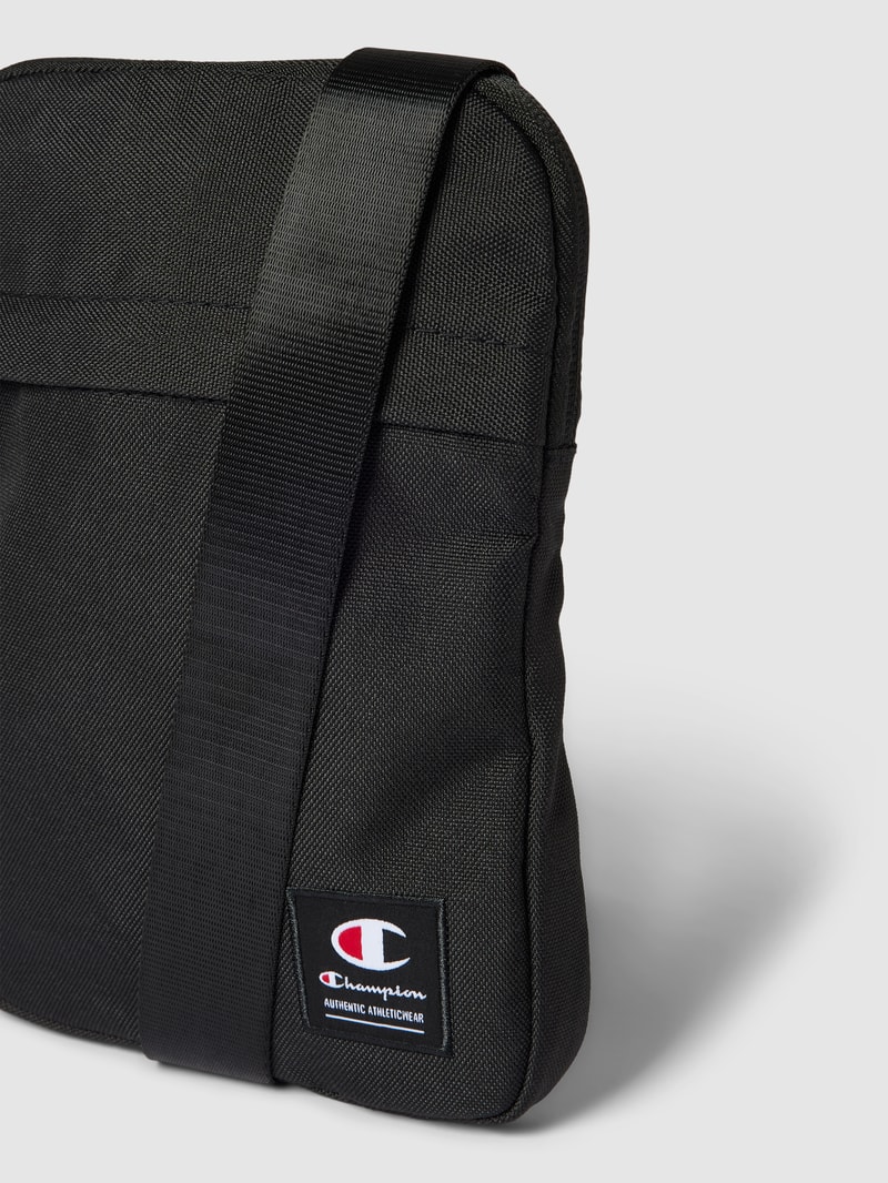 Umhängetasche mit Label-Patch in schwarz