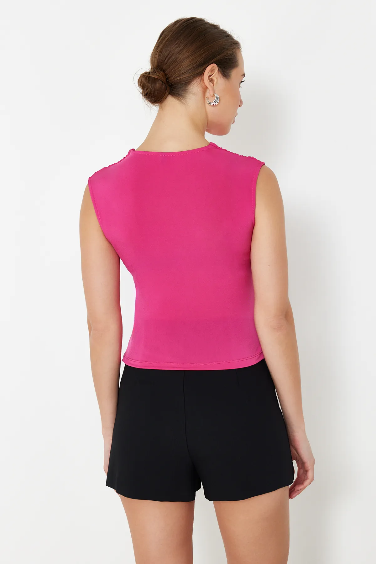 Trendyol Collection  Taillierte/körperbetonte, geraffte, detaillierte, ärmellose Stretch-Strickbluse in Fuchsia TWOSS24BZ00518