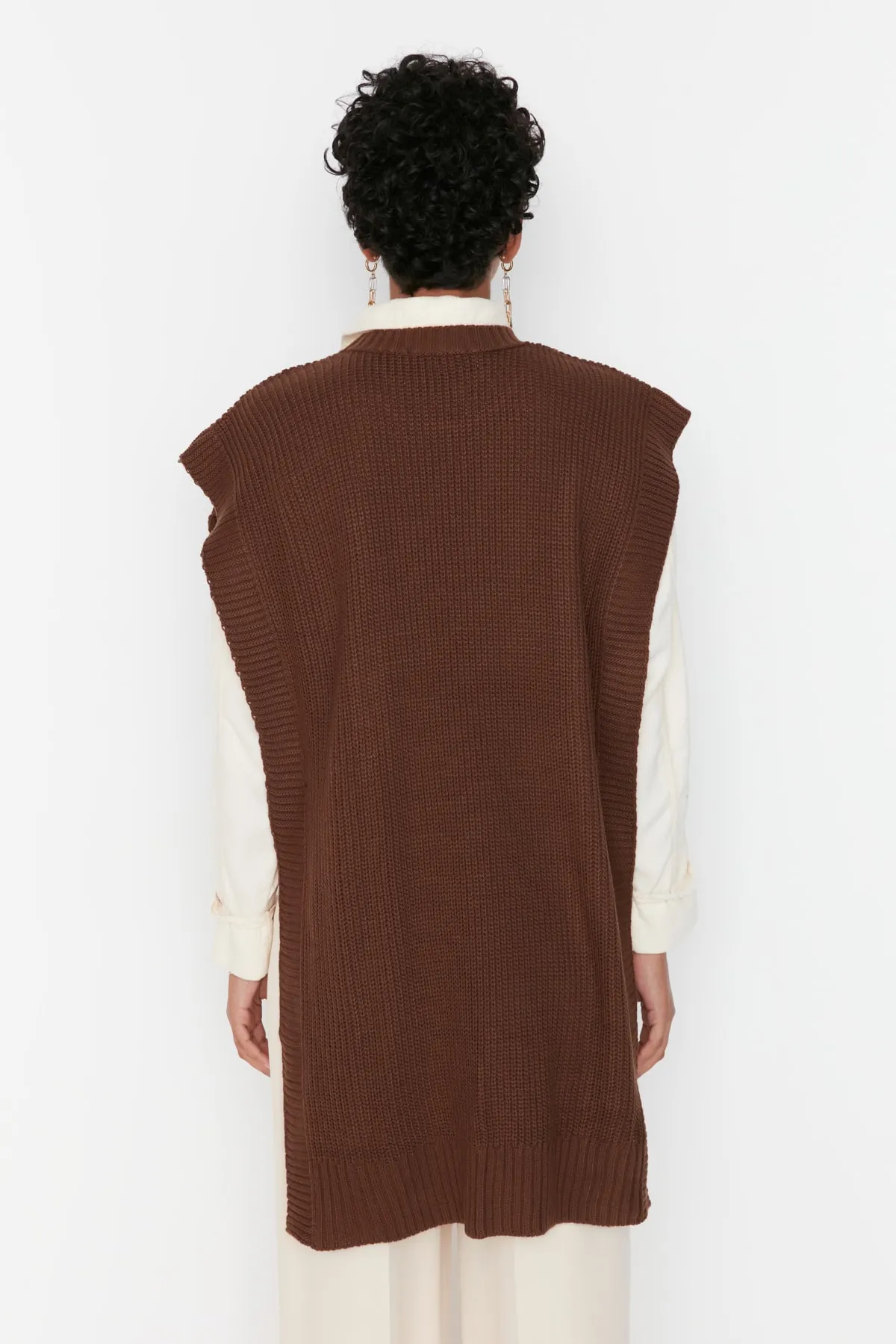 Trendyol Modest  Brauner Strickpullover mit seitlichem Schlitz und detailliertem Ausschnitt TCTAW23SV00010