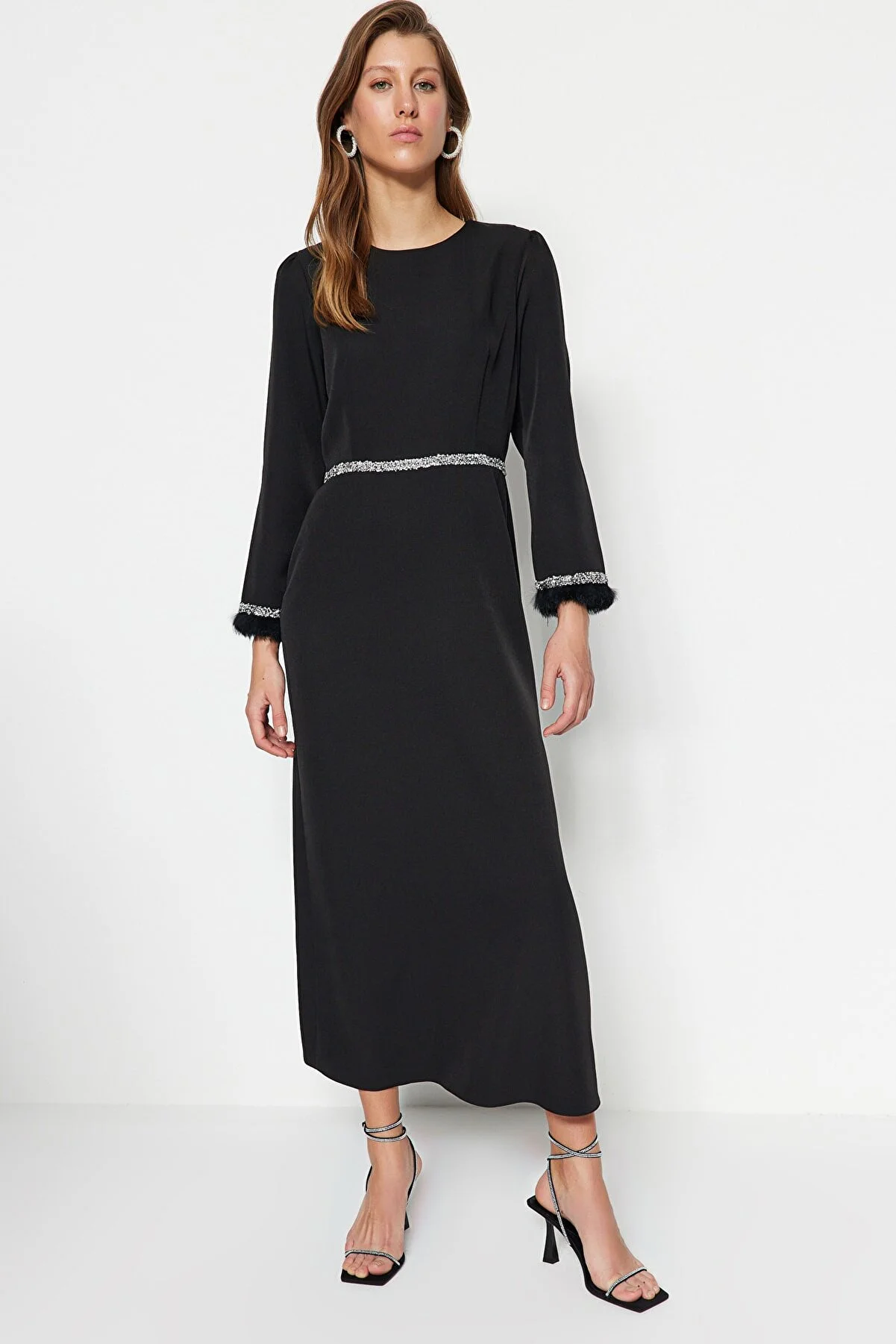 Trendyol Modest  Schwarzes Abendkleid mit Steinen und Manschettendetail TCTSS23DB00039