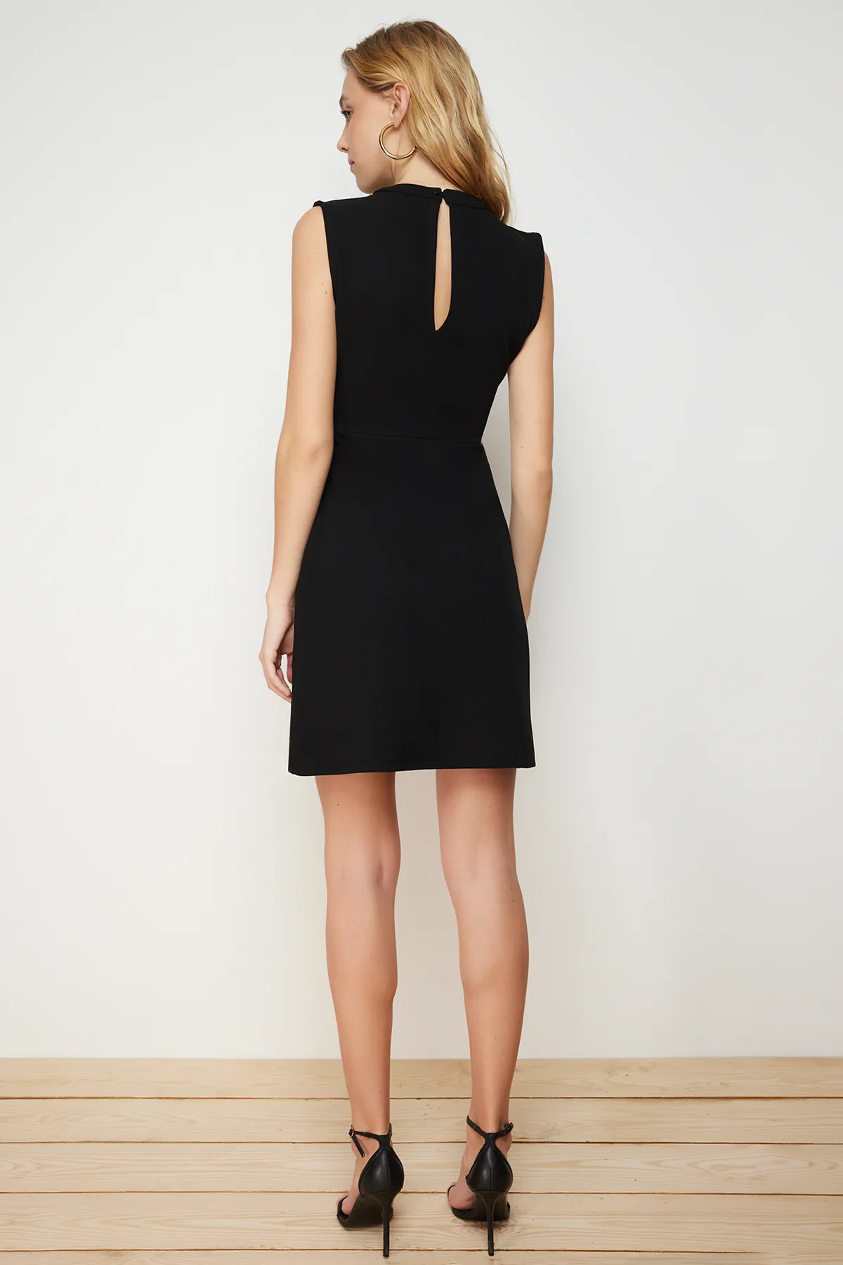 Trendyol Collection  Mini-Strickkleid aus Krepp mit schwarzem Kragen und detailliertem Kragen TWOSS23EL02015
