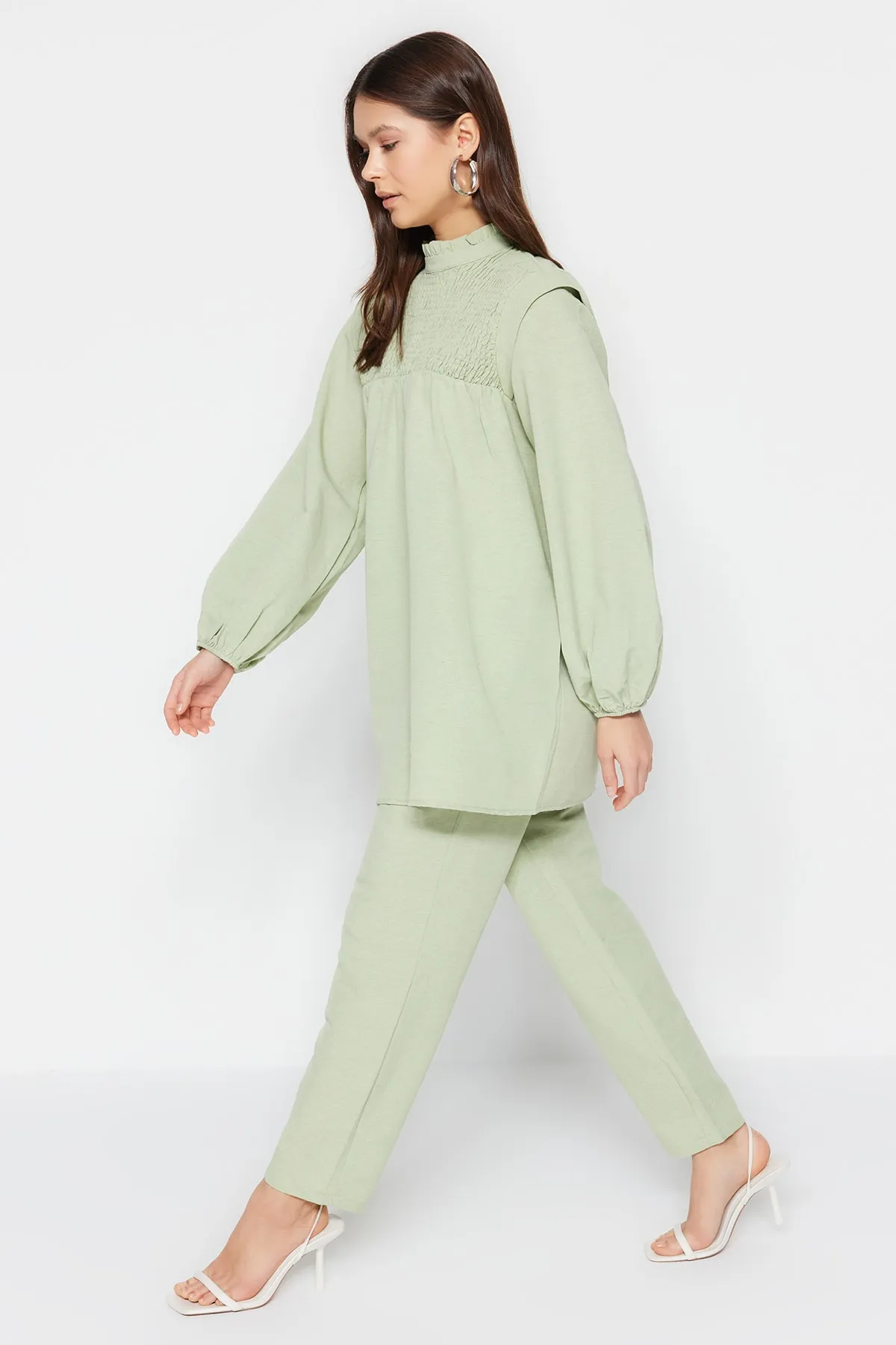 Trendyol Modest  Olivgrünes Tunika-Hosen-Set mit Gipe-Details in Leinenoptik TCTSS23US00075