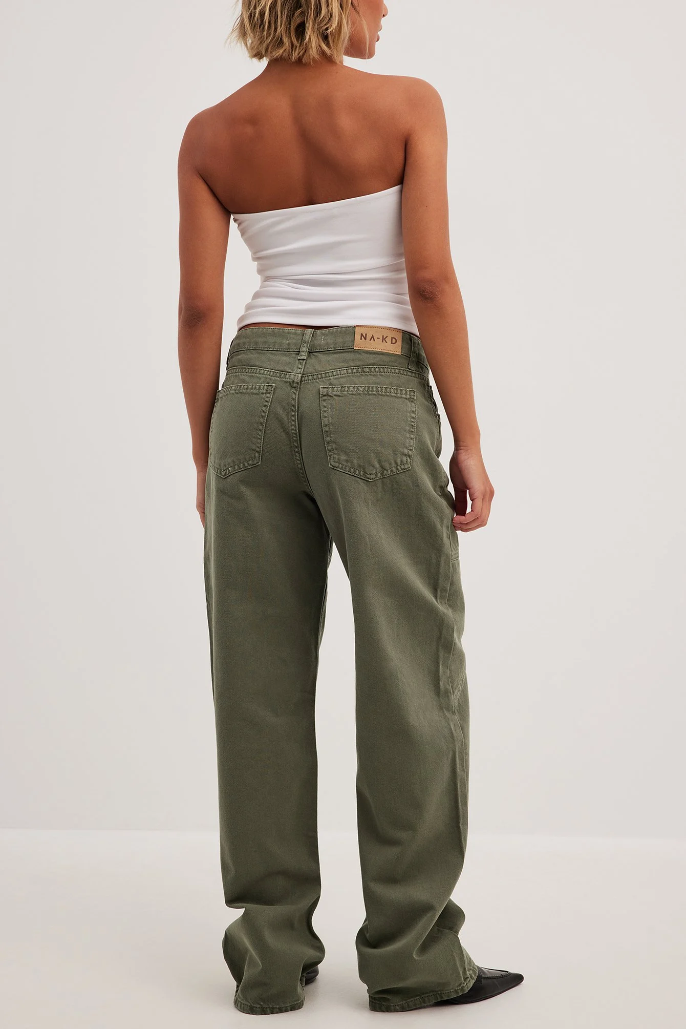 Weite Jeans mit mittlerer Taille und Nahtdetails