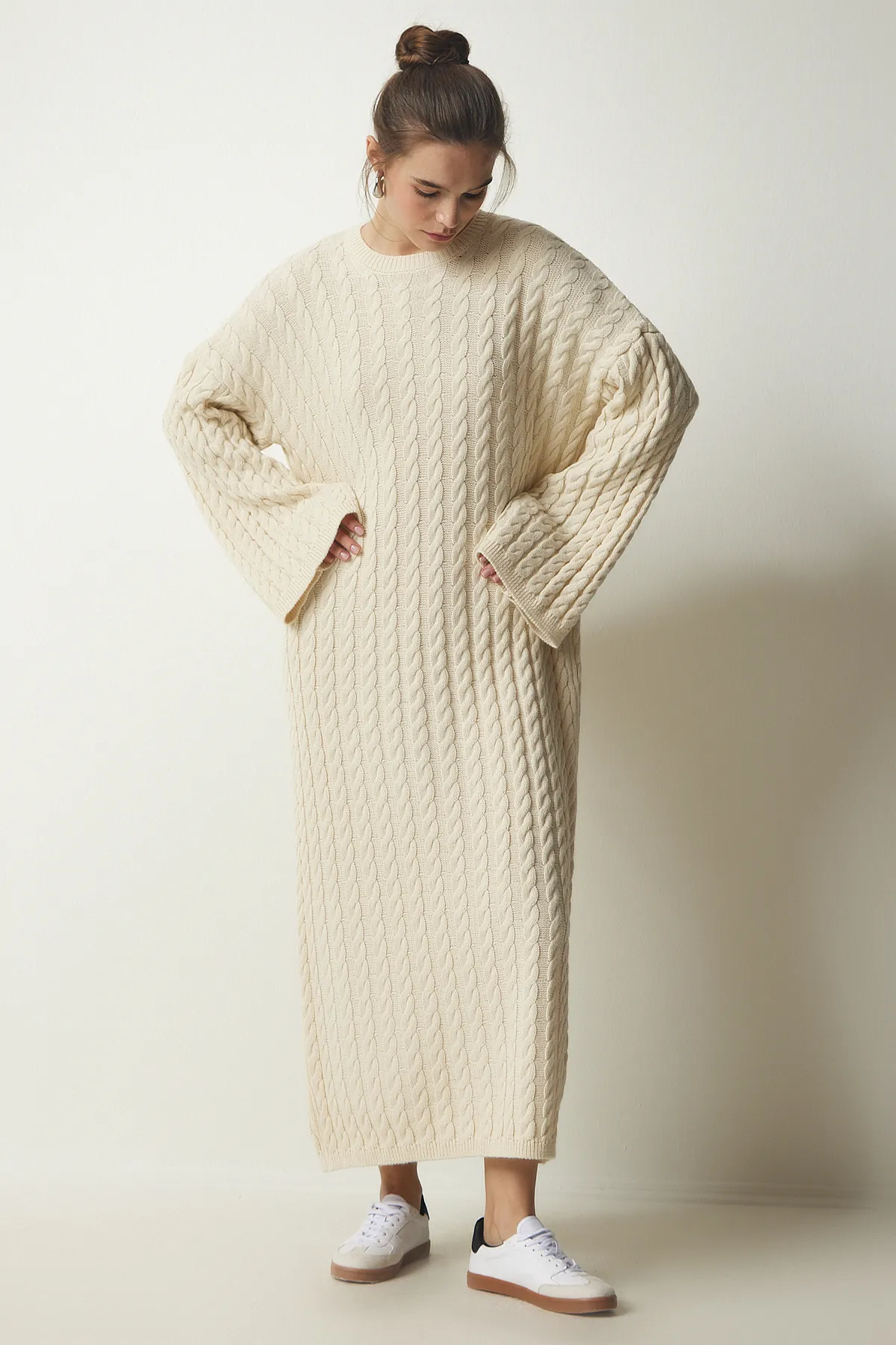 Happiness İstanbul  Cremefarbenes gestricktes, detailliertes, dickes Oversize-Strickkleid für Damen YY00184