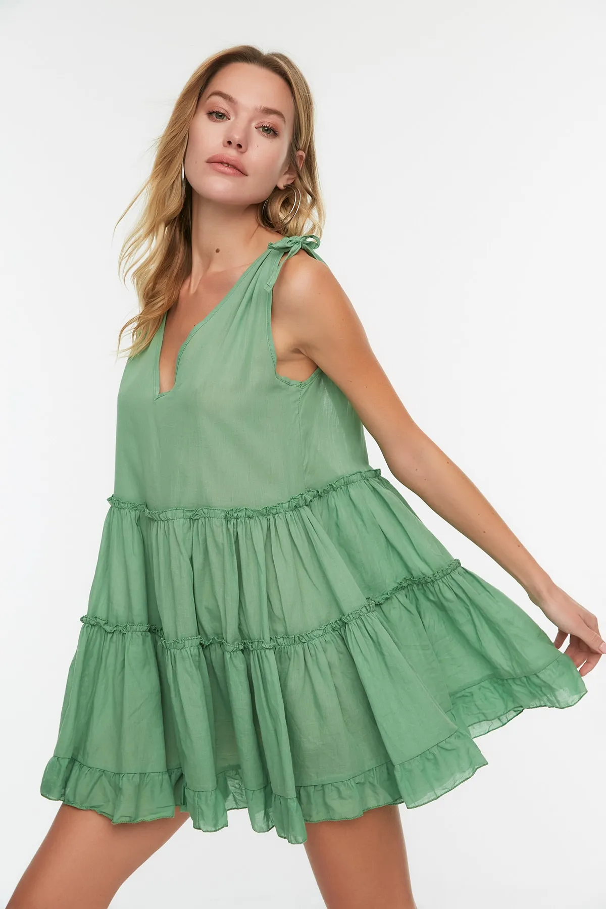 Trendyol Collection  Grünes, weit geschnittenes Mini-Strandkleid mit gewebten Rüschen aus 100 % Baumwolle TBESS21EL1247