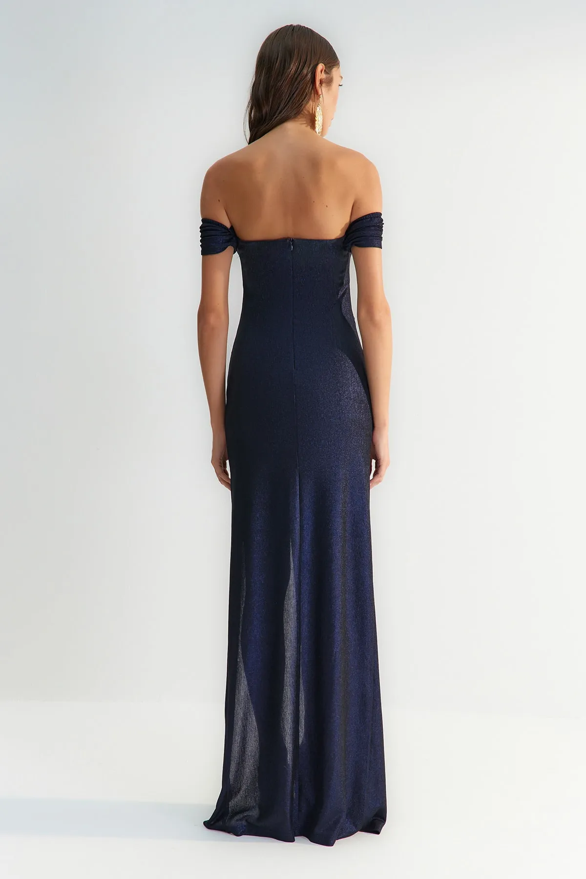Trendyol Collection  X Zeynep Tosun Marineblaues Abend- und Abschlusskleid mit Sonnenaccessoires TCLSS23AE00002