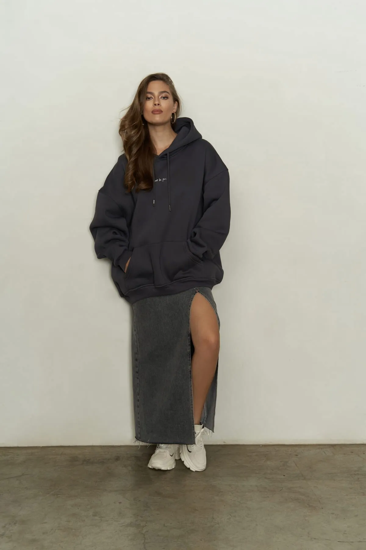 MAİ COLLECTİON  Anthrazitfarbenes Kapuzenpullover „Just Be You“.