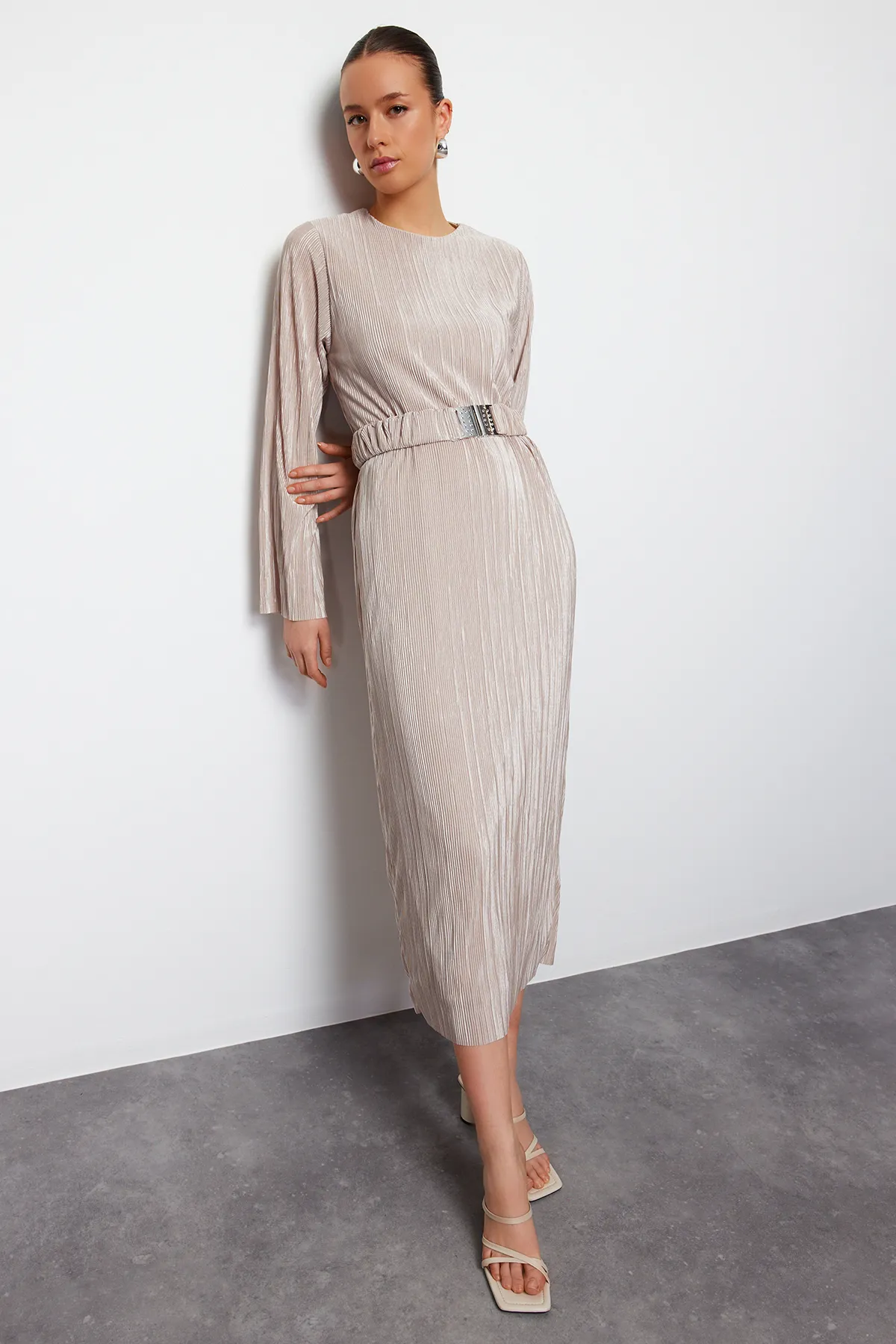Trendyol Modest  Goldfarbenes, detailliertes Strickkleid mit Faltengürtel TCTSS24EB00154