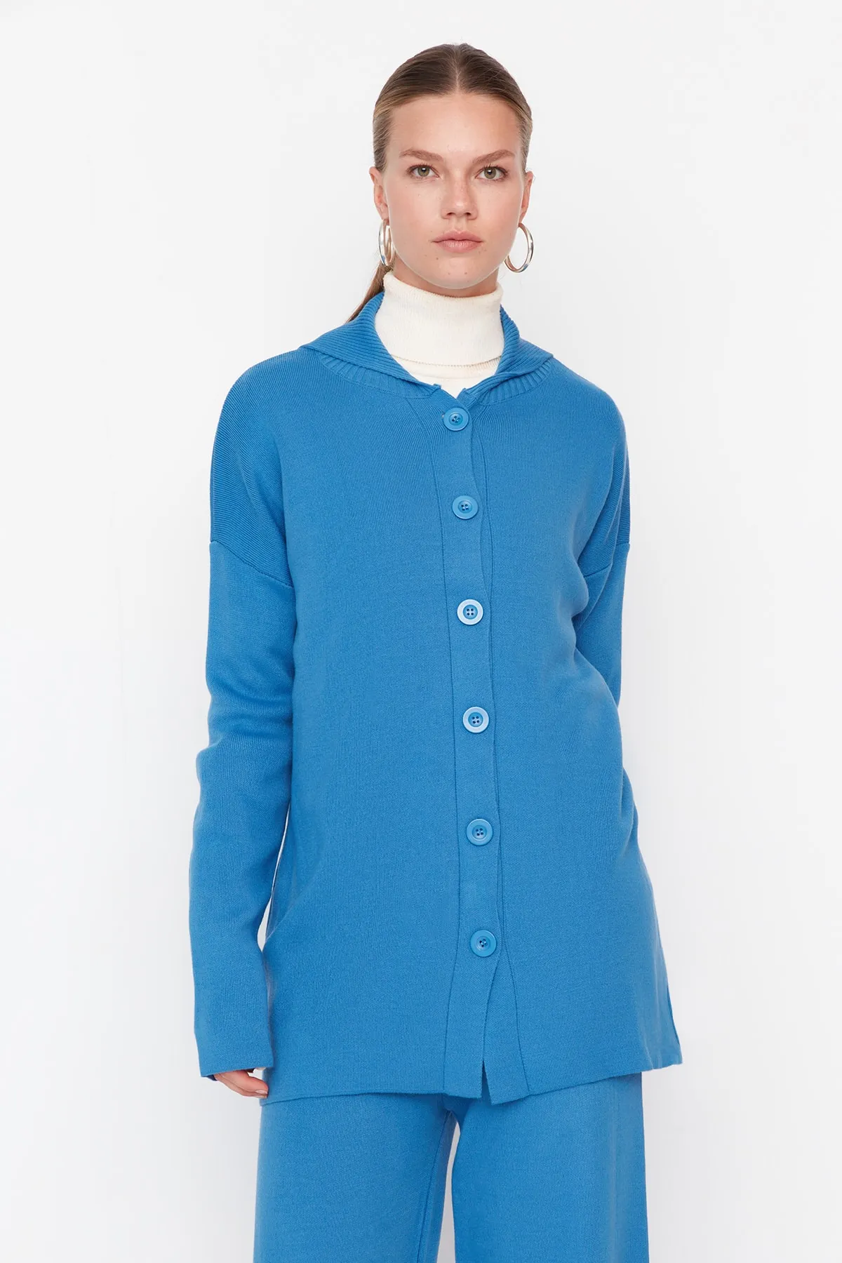 Trendyol Modest  Blaues Strickset mit Cardigan und Hose und Kragendetail TCTAW23US00100