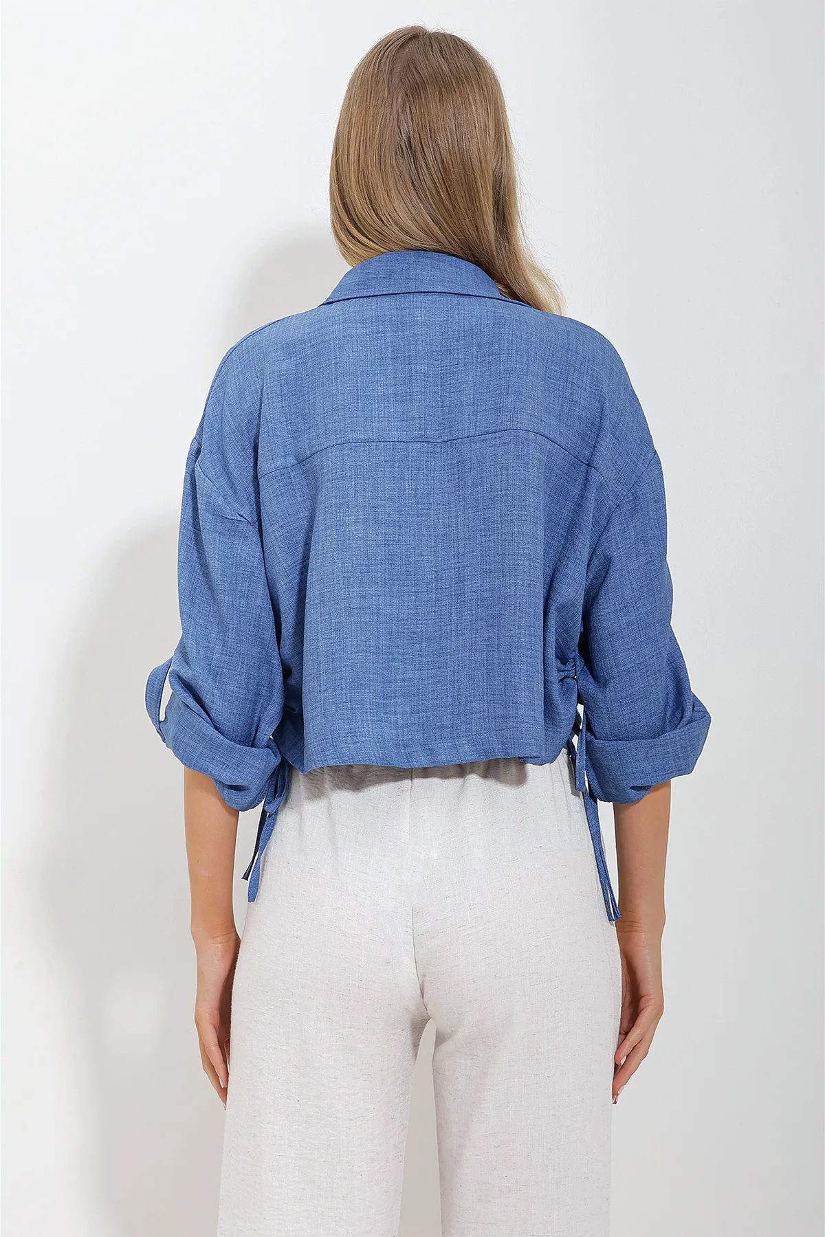 Trend Alaçatı Stili  Blaues, seitlich gerafftes Melange-Leinen-Crop-Shirt für Damen ALC-X11625