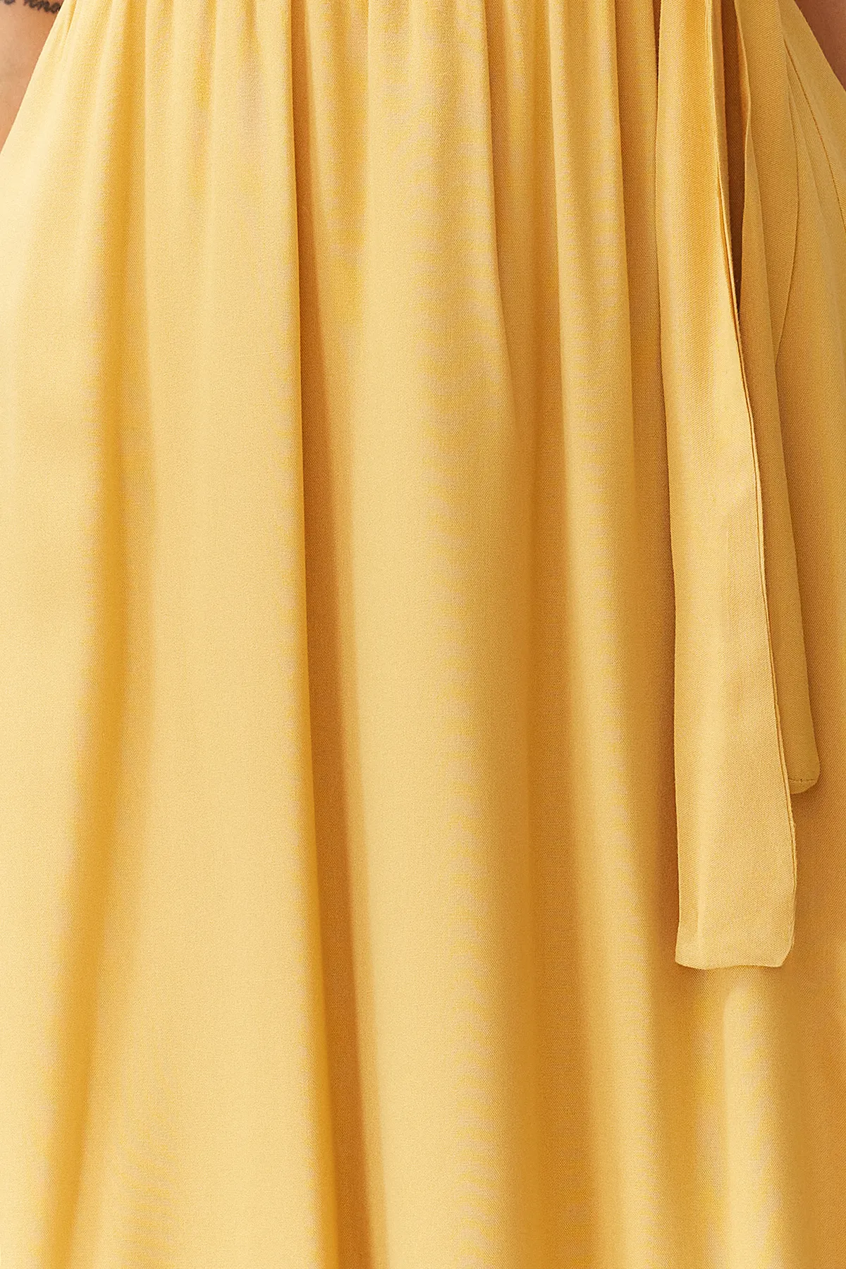 Trendyol Collection  Gelbes A-Linien-Midikleid aus viskosem Webstoff mit Neckholder und Gürtel TWOSS19EL0155