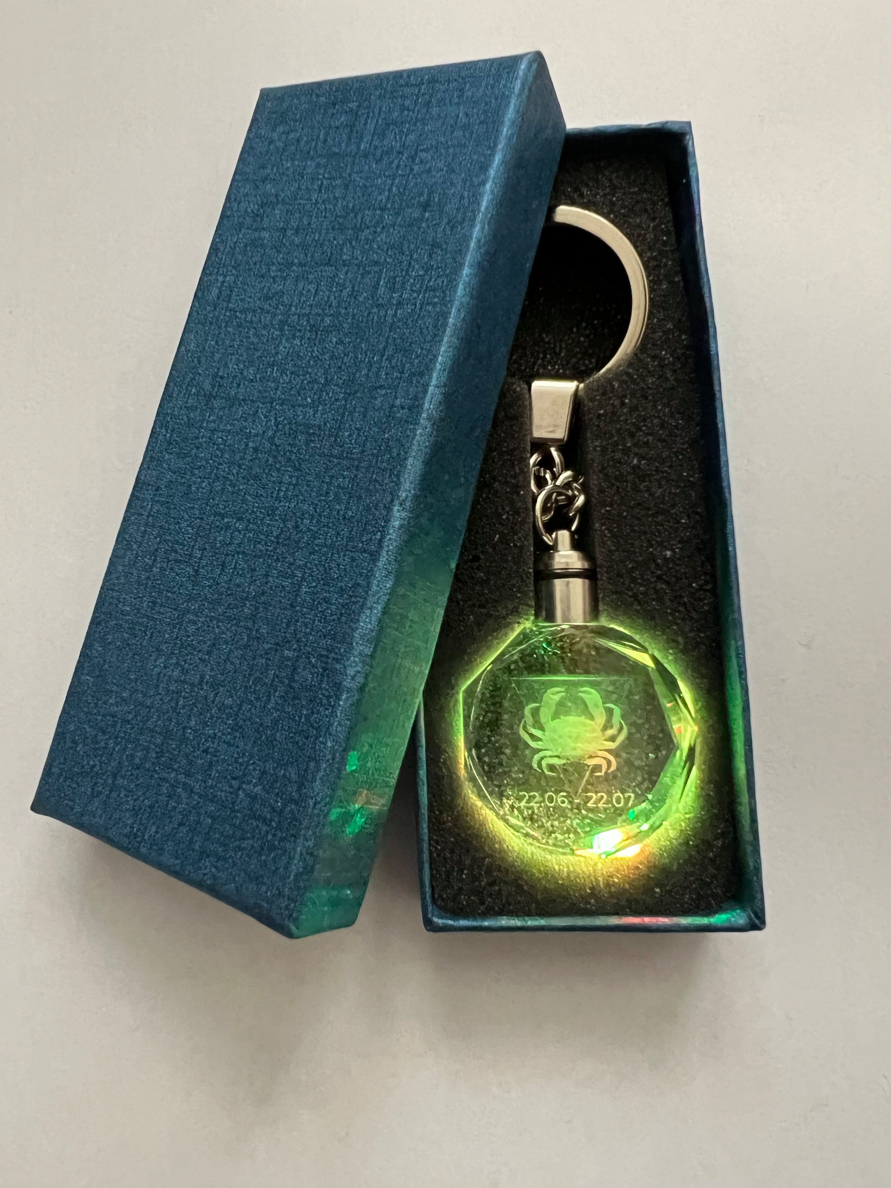 Stelby Schlüsselanhänger Krebs Sternzeichen Schlüsselanhänger LED Multicolor mit Geschenkbox