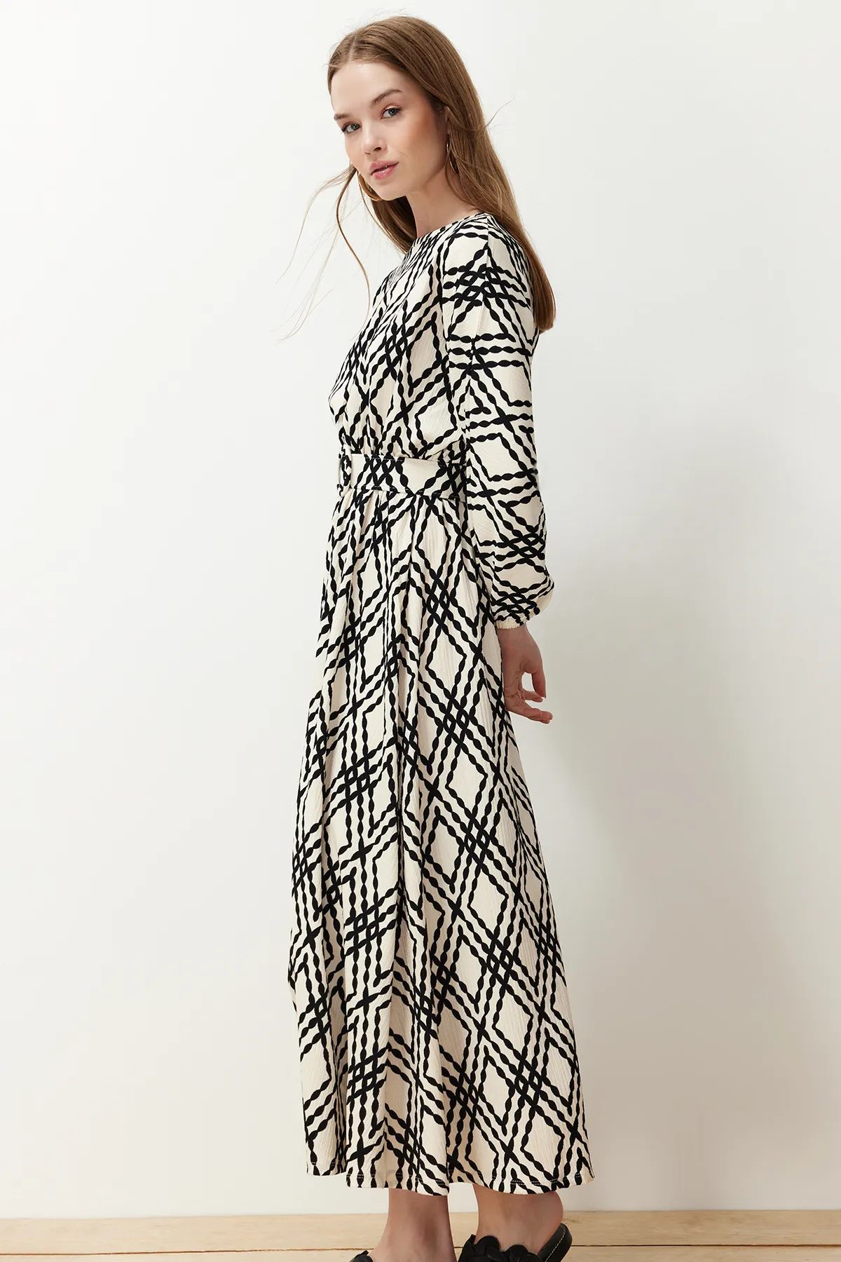 Trendyol Modest  Schwarzes, gemustertes Kleid aus Crinkle-Gewebe mit Gürteldetail TCTSS24EB00233
