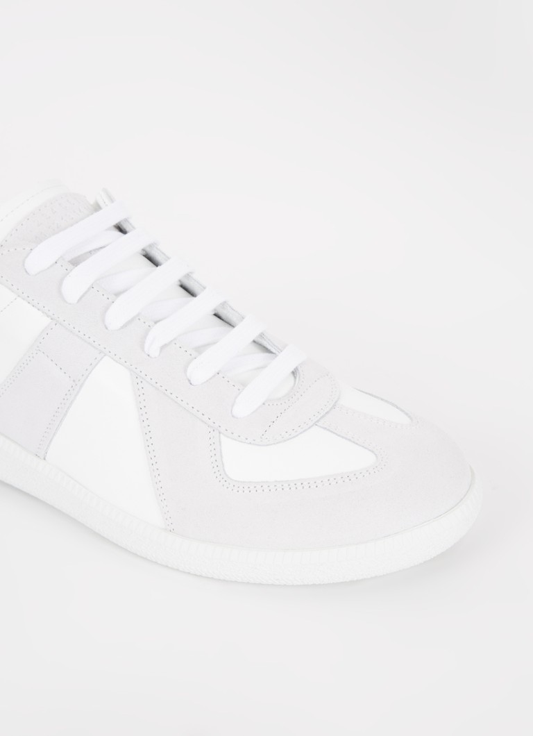 Replica delle sneakers Maison Margiela in pelle di agnello con dettagli in camoscio.