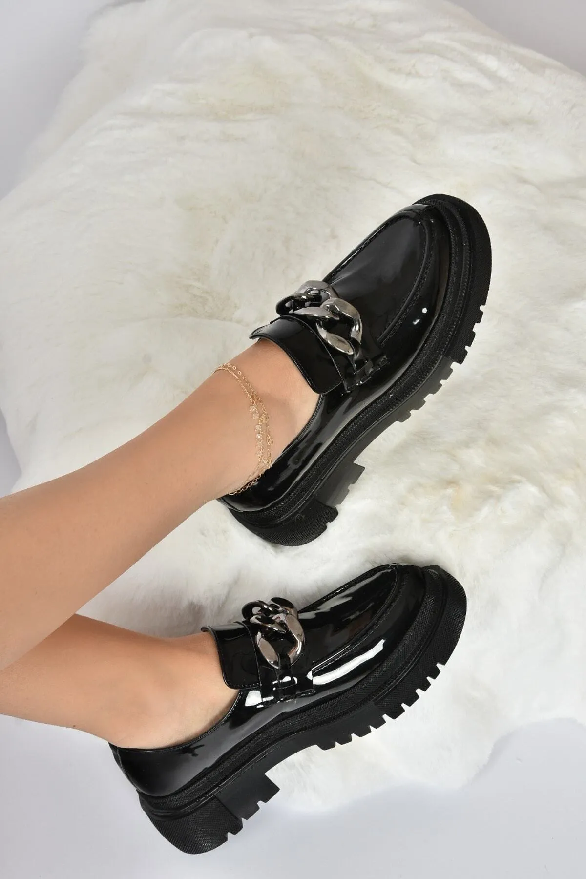 Fox Shoes  Damen-Freizeitschuhe aus schwarzem Lackleder mit dicker Sohle