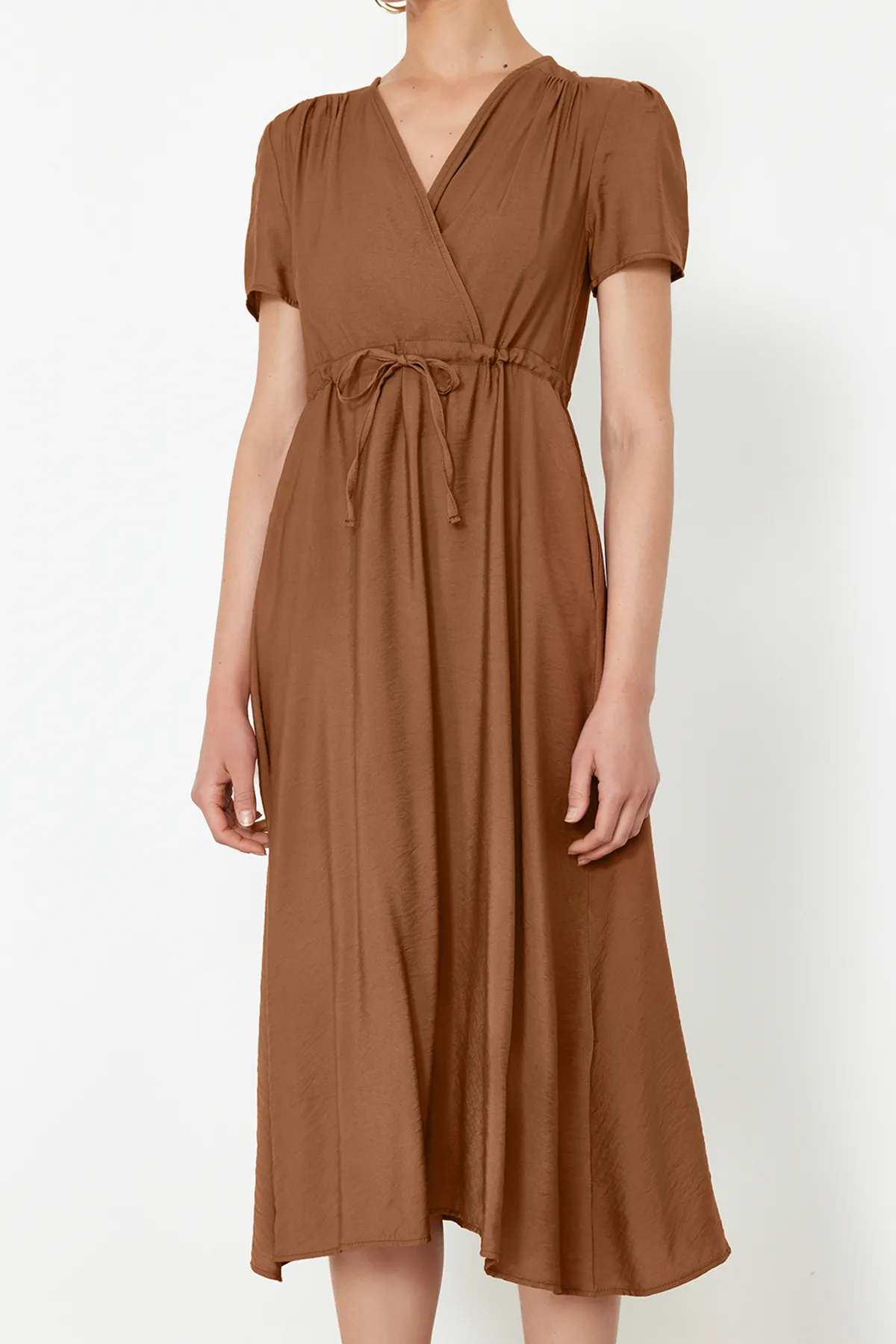 Trendyol Collection  Braunes, gewebtes Midi-Kleid mit V-Ausschnitt und Taillenöffnung TWOSS24EL00501