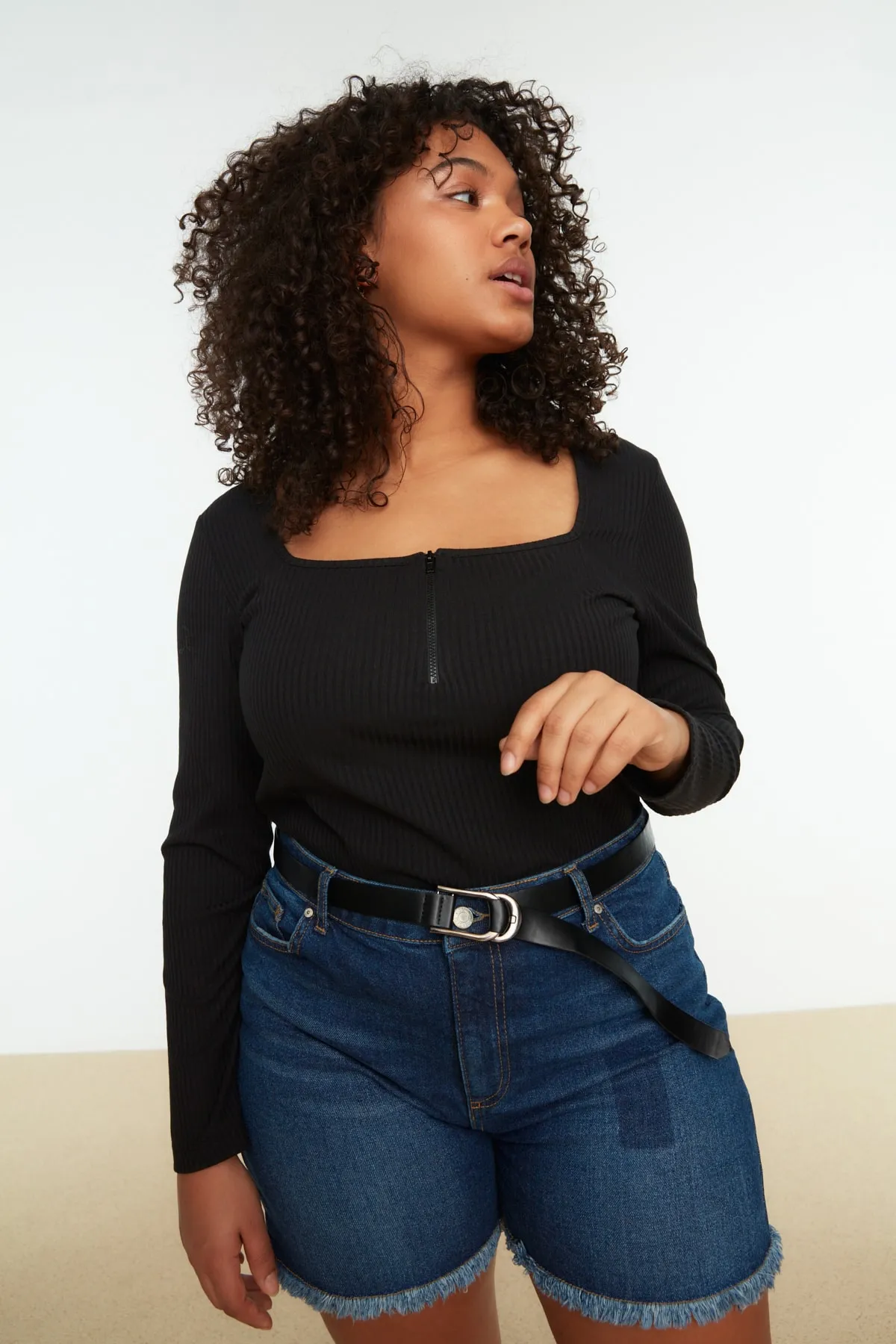Trendyol Curve  Schwarze Strickbluse mit quadratischem Kragen und Reißverschluss TBBSS22AF0027