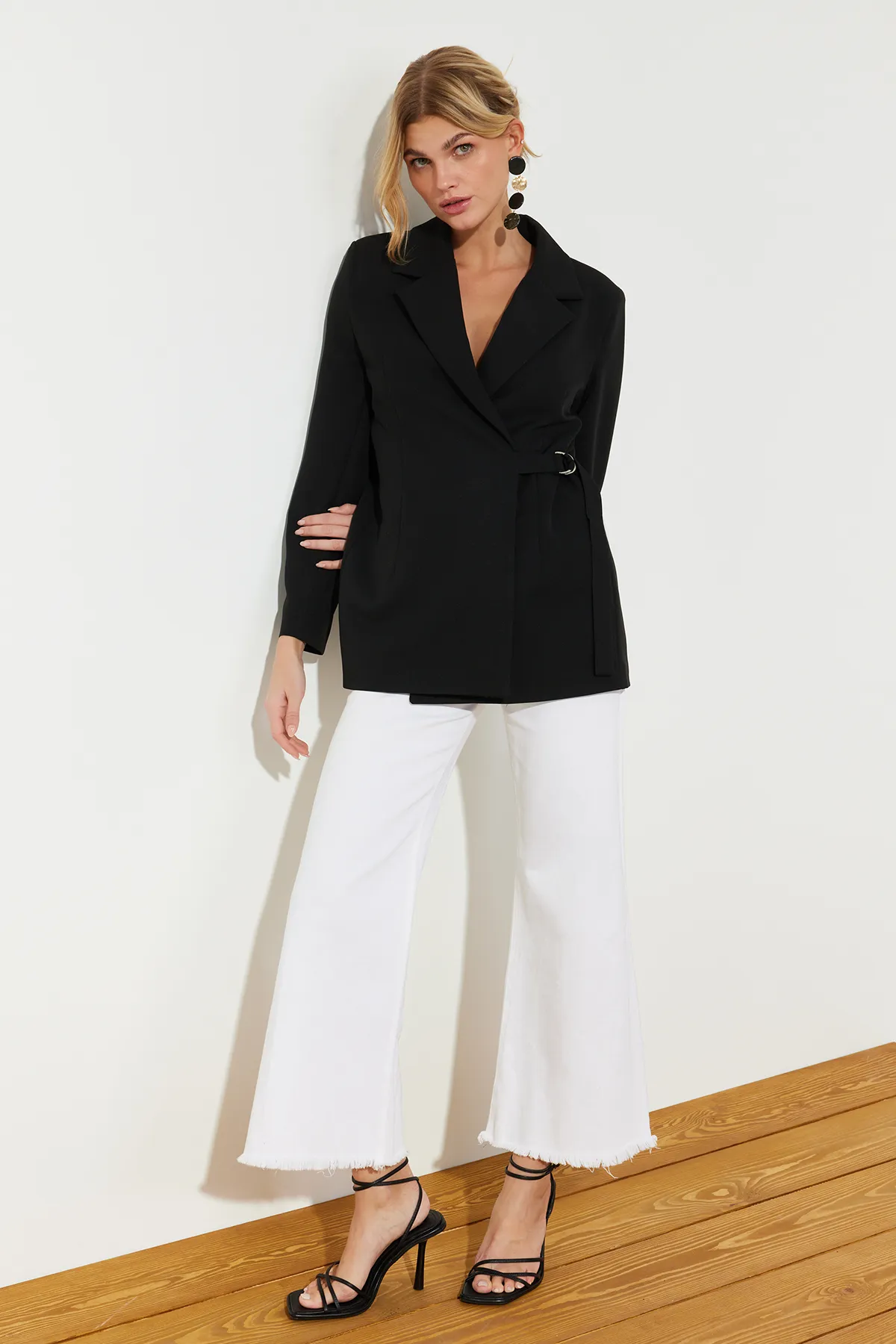 Trendyol Collection  Schwarze gewebte Accessoire-detaillierte reguläre Blazerjacke TWOSS24BC00012