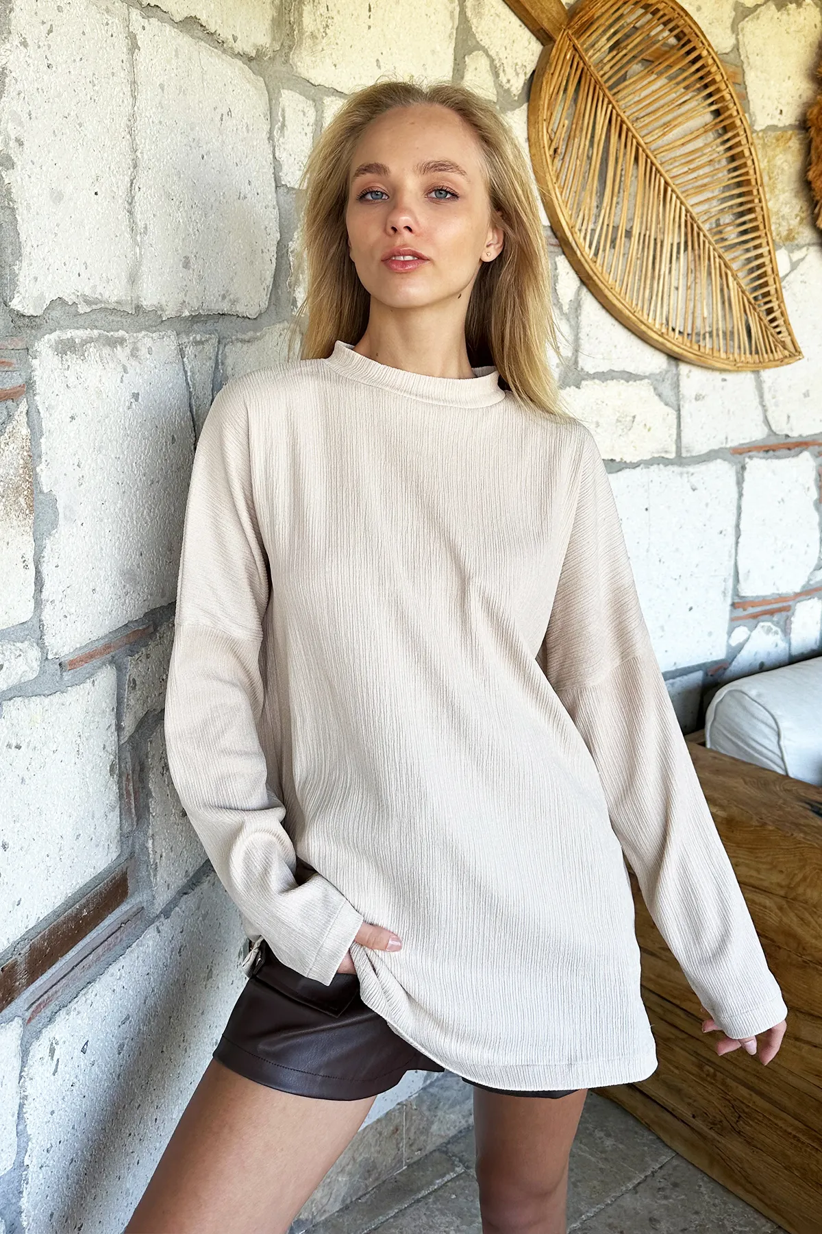 Trend Alaçatı Stili  Beigefarbene, saisonale Basic-Bluse für Damen mit Rundhalsausschnitt und Seitenschlitzen in Übergröße ALC-X9035