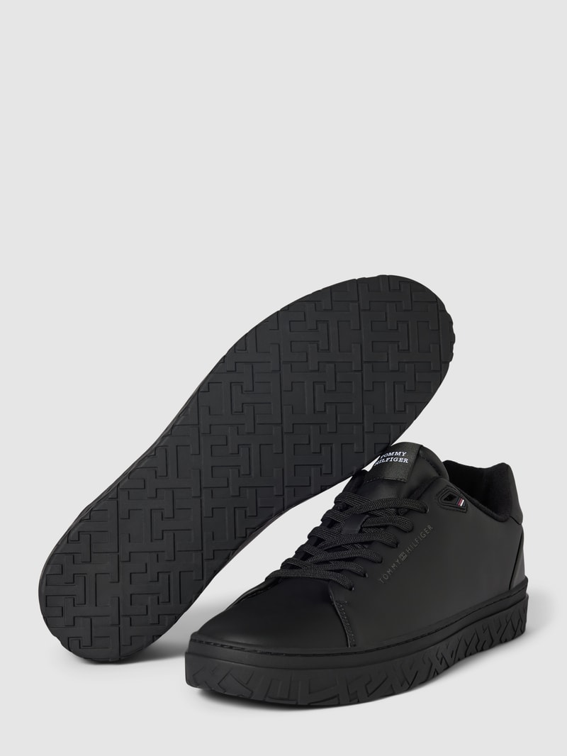Sneaker mit Label-Detail in schwarz