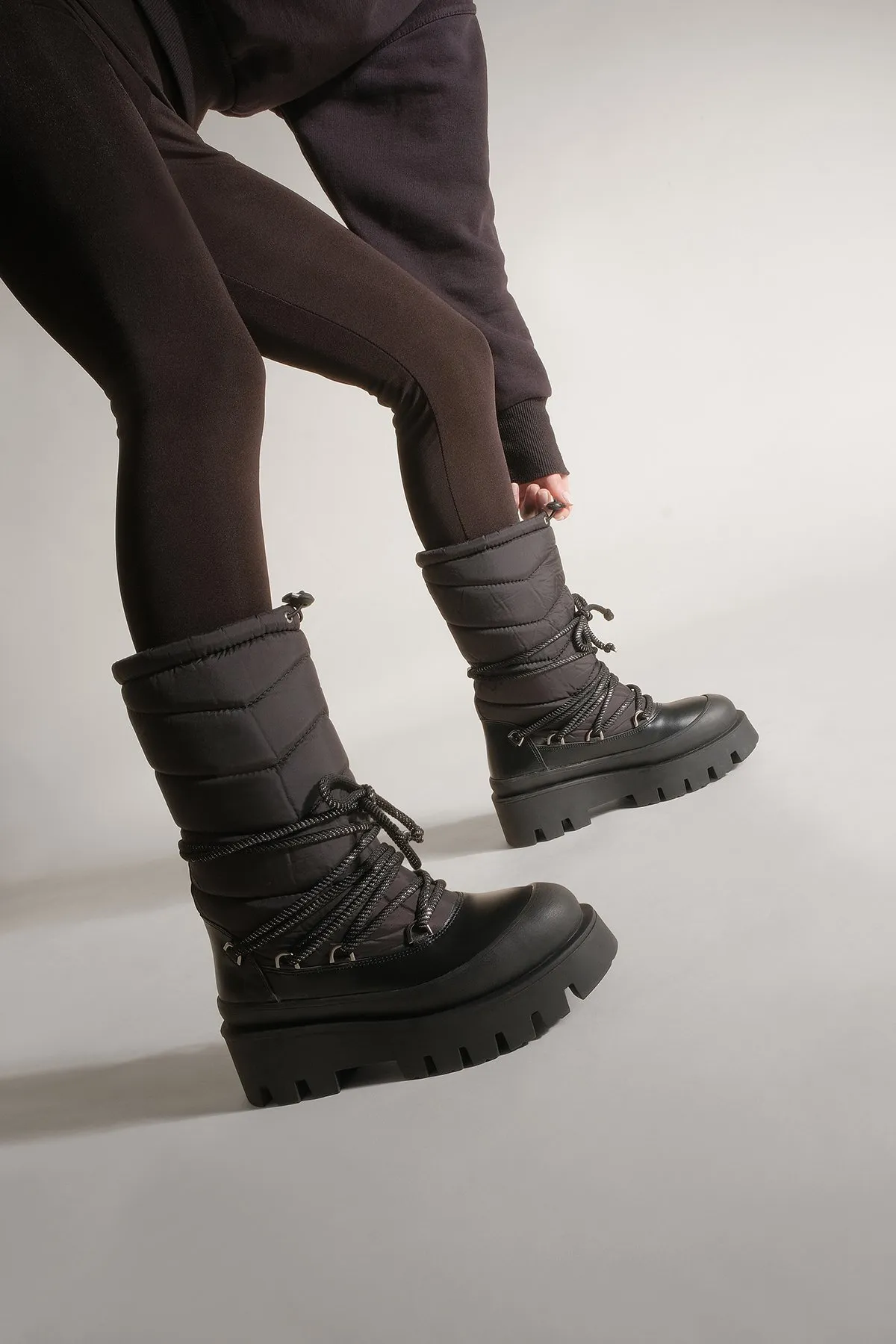 Marjin  Damen-Schneestiefel zum Schnüren mit dicker Sohle und Fell innen Visra schwarz