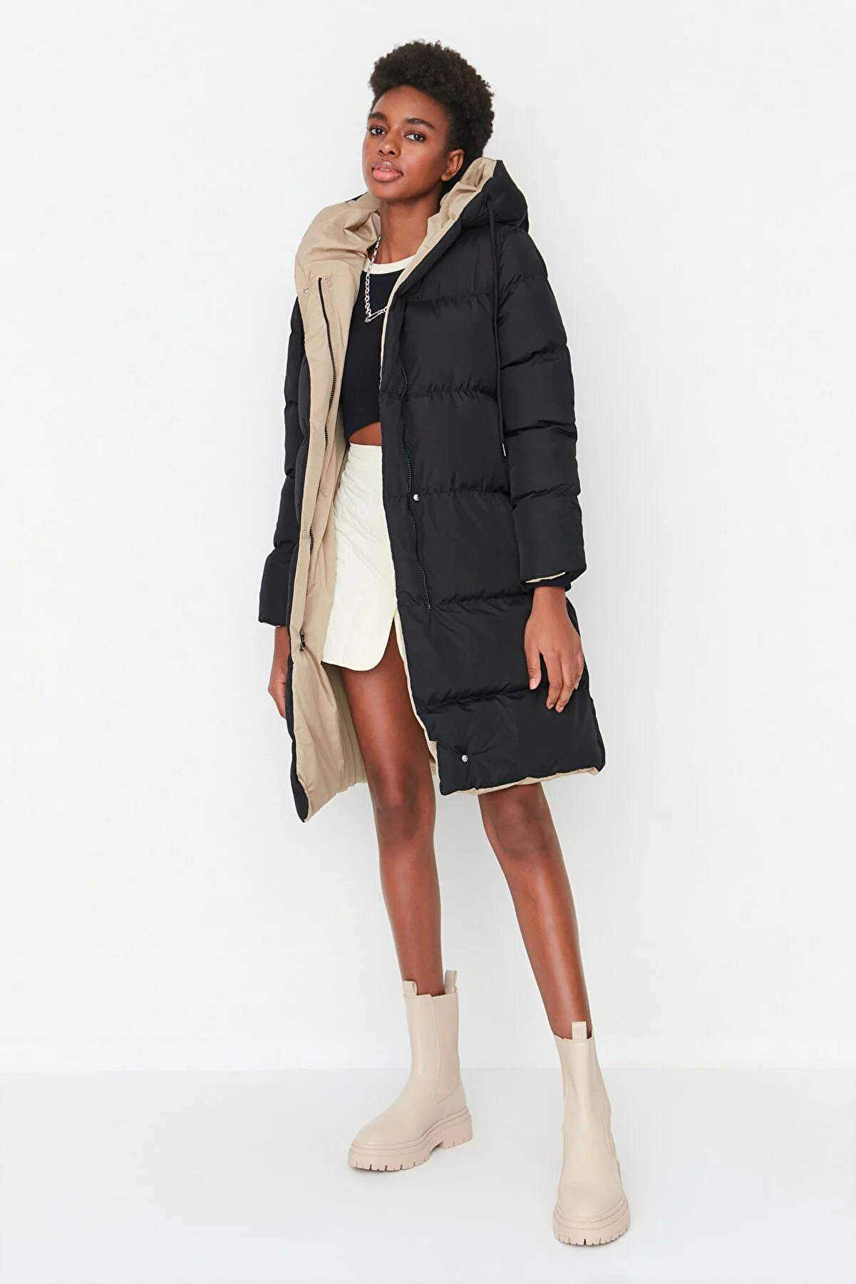 Trendyol Collection  Schwarz-beige, wendbare, wasserabweisende lange Pufferjacke mit Kapuze TWOAW23MO00052