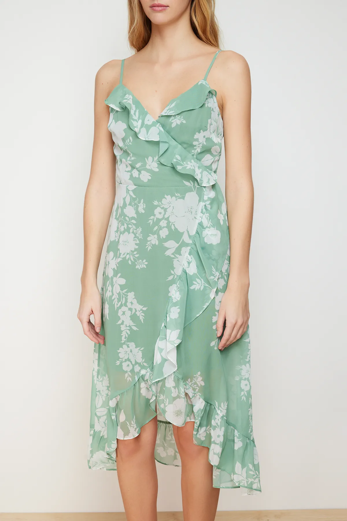 Trendyol Collection  Grünes, zweireihiges, gerüschtes, detailliertes Träger-Midikleid mit Chiffon-Futter und Webstoff TWOSS19EL0375