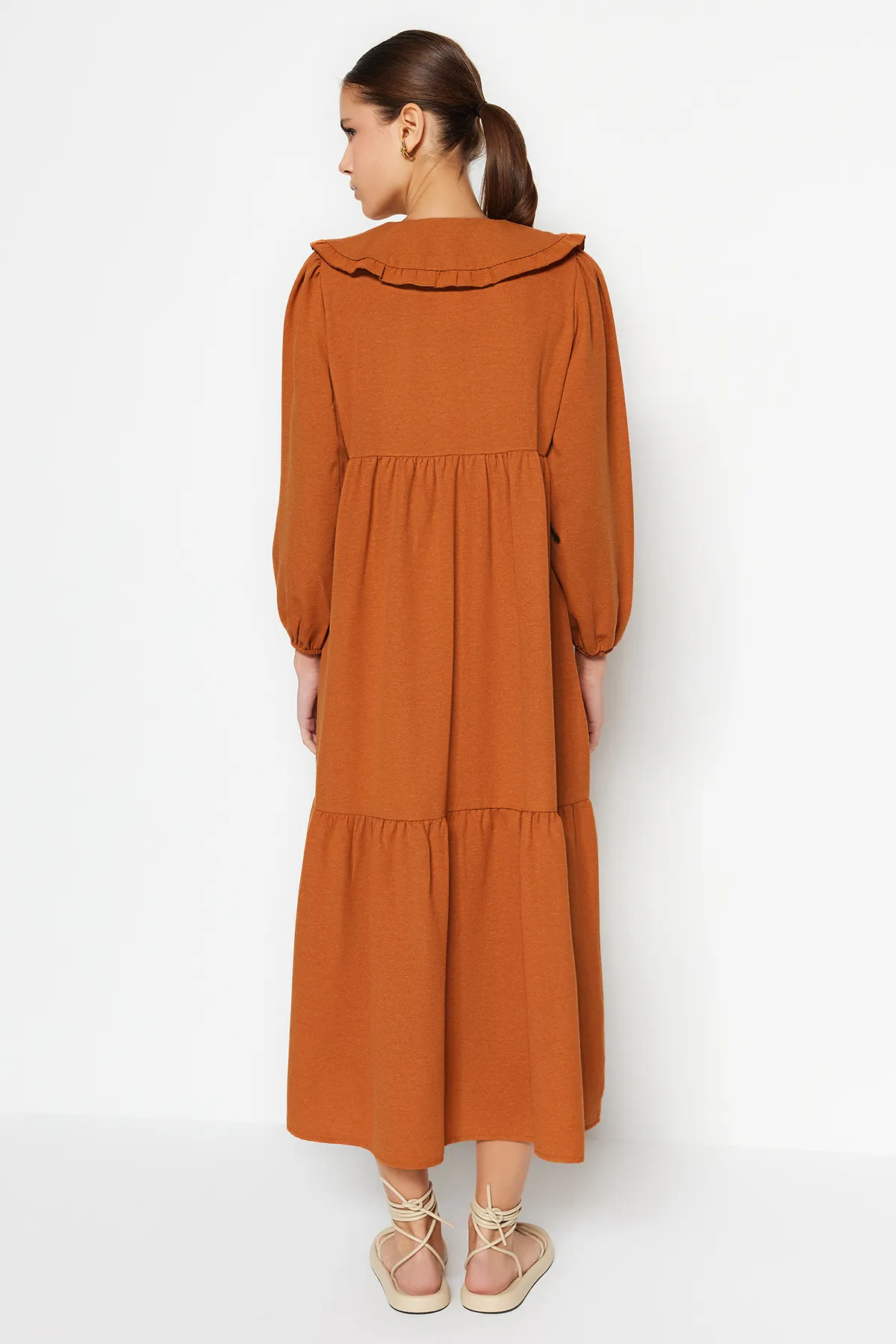 Trendyol Modest  Gewebtes Kleid in Leinenoptik mit besticktem Zimtkragen und halber Knopfleiste TCTSS23EB00257