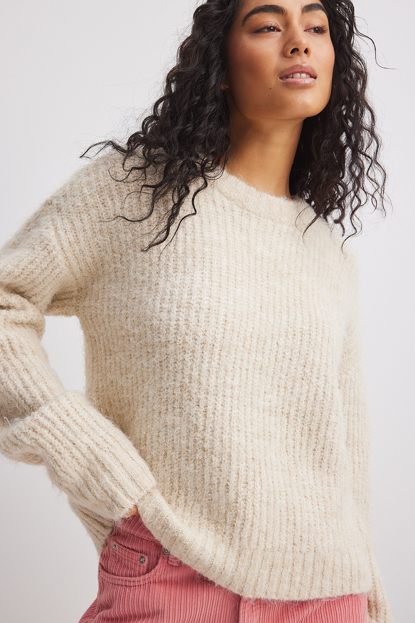 Melierter Strickpullover mit Rundhalsausschnitt