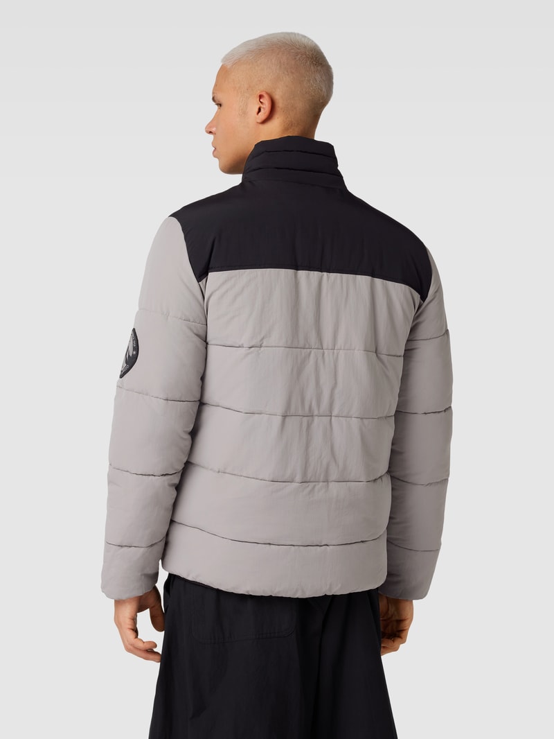Steppjacke mit Label-Badge Modell 'Nebby' in hellgrau