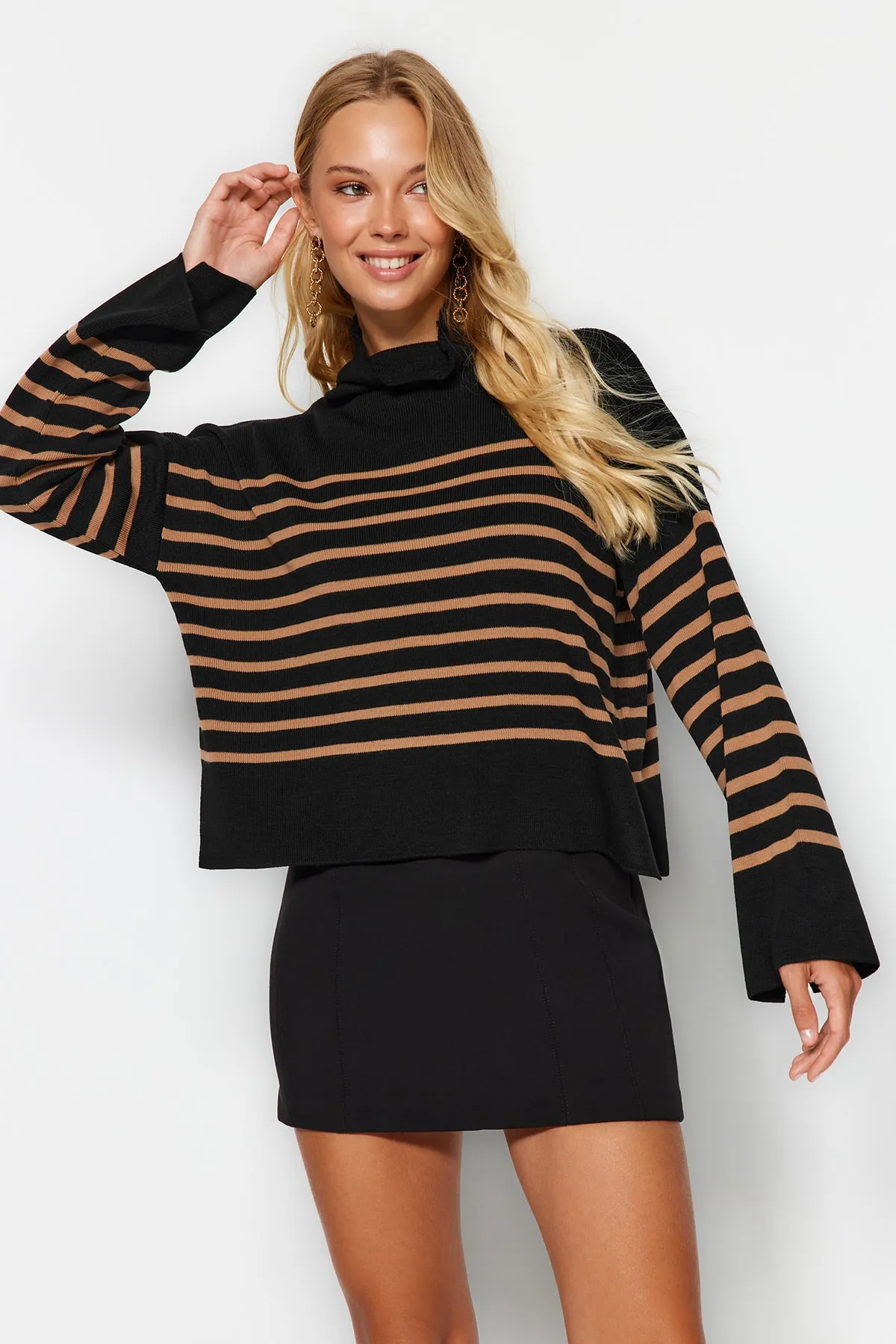 Trendyol Collection  Schwarzer, gestreifter Strickpullover mit weiter Passform TWOAW24KZ00505