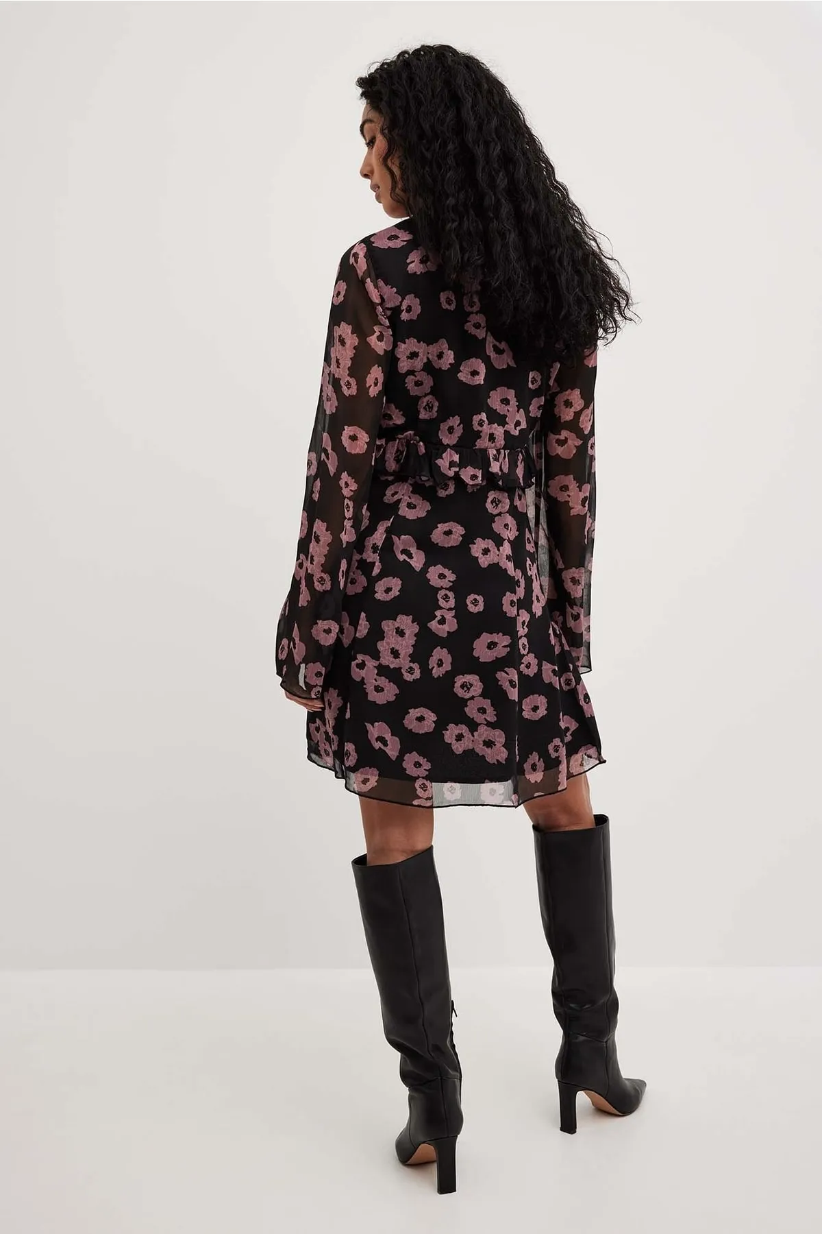 NA-KD  Fließendes Minikleid mit Rüschendetail.