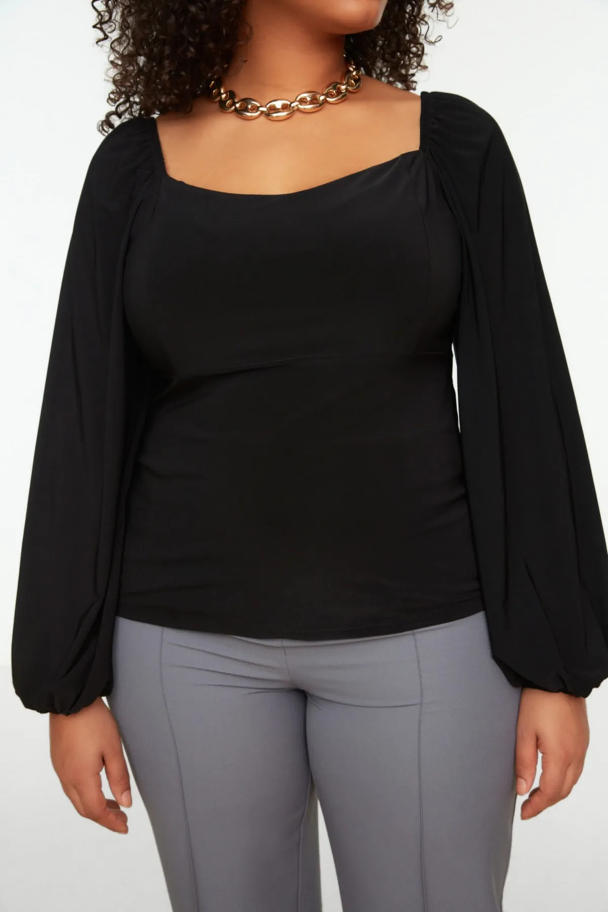 Trendyol Curve  Schwarze Strickbluse mit quadratischem Kragen TBBSS22BZ0372