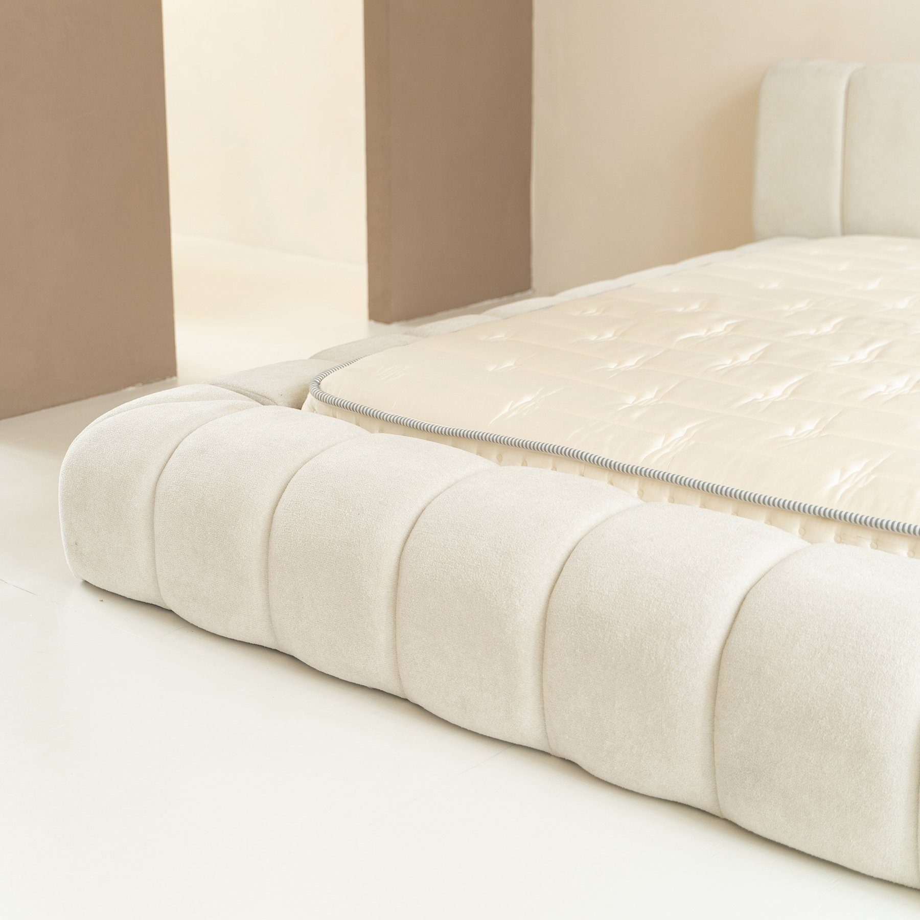 Sitheim-Europe Polsterbett Adore Desigbett Beige inkl. Hybrid-Taschenmatratzen 26 cm (1x Bettgestell, 2x Lattenroste, 1x Matratze)