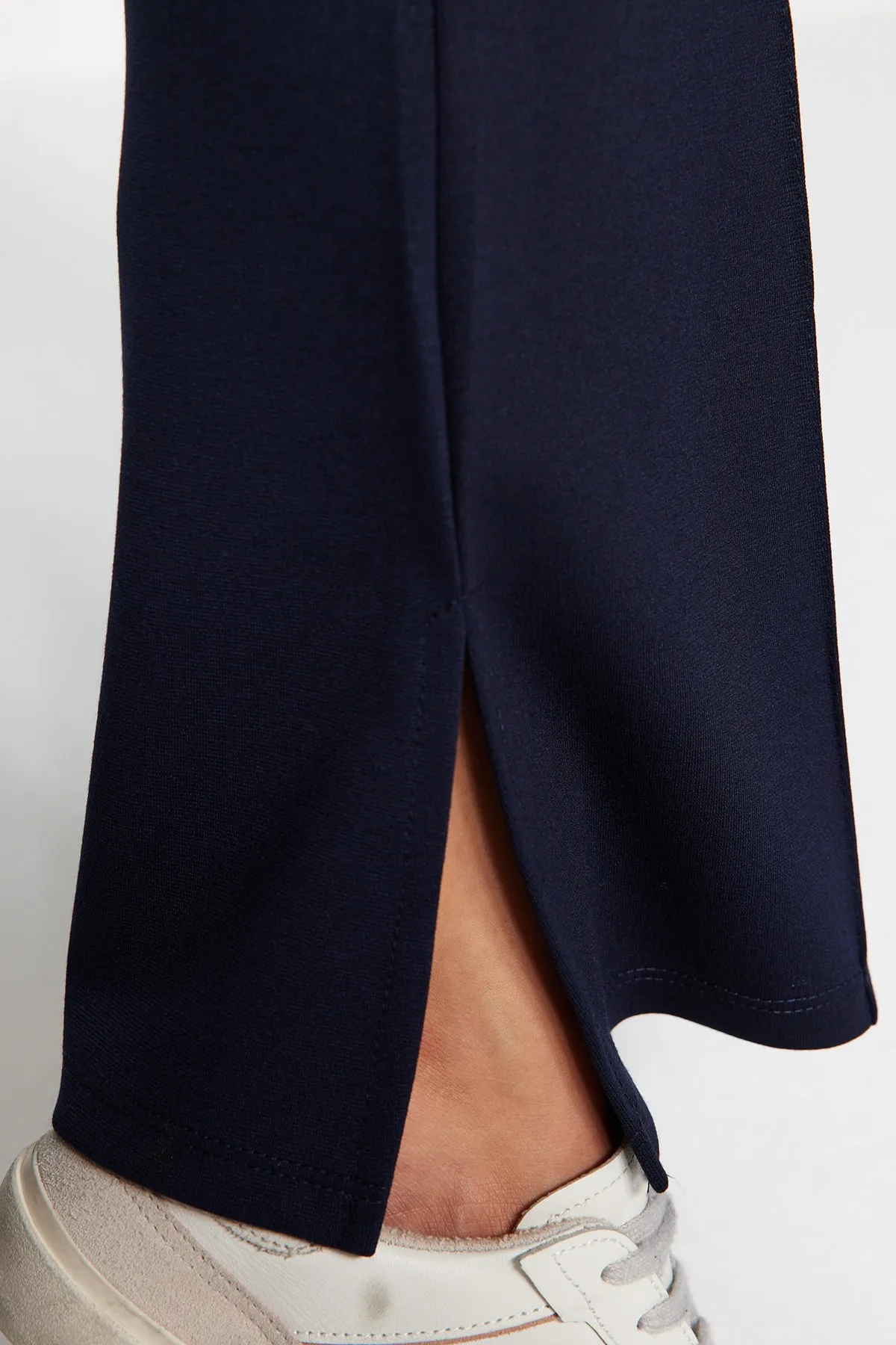 Trendyol Curve  Marineblaue spanische Strickhose mit hohem Bund und Schlitz und detailliertem Schnitt TBBAW23AR00002