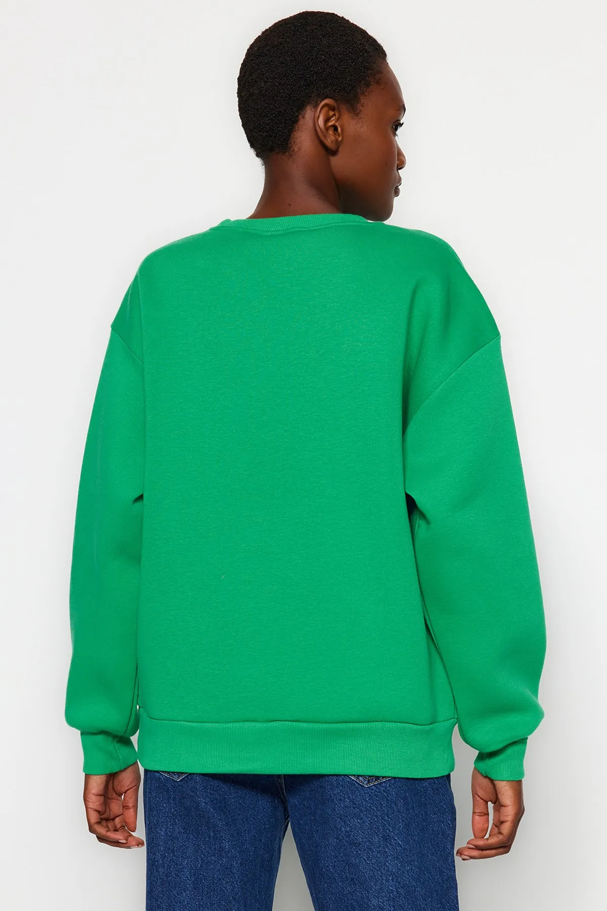 Trendyol Collection  Grünes Oversize/Bequem geschnittenes Basic-Rundhals-Sweatshirt aus dickem Fleece mit Innenfutter TWOAW24SW00102