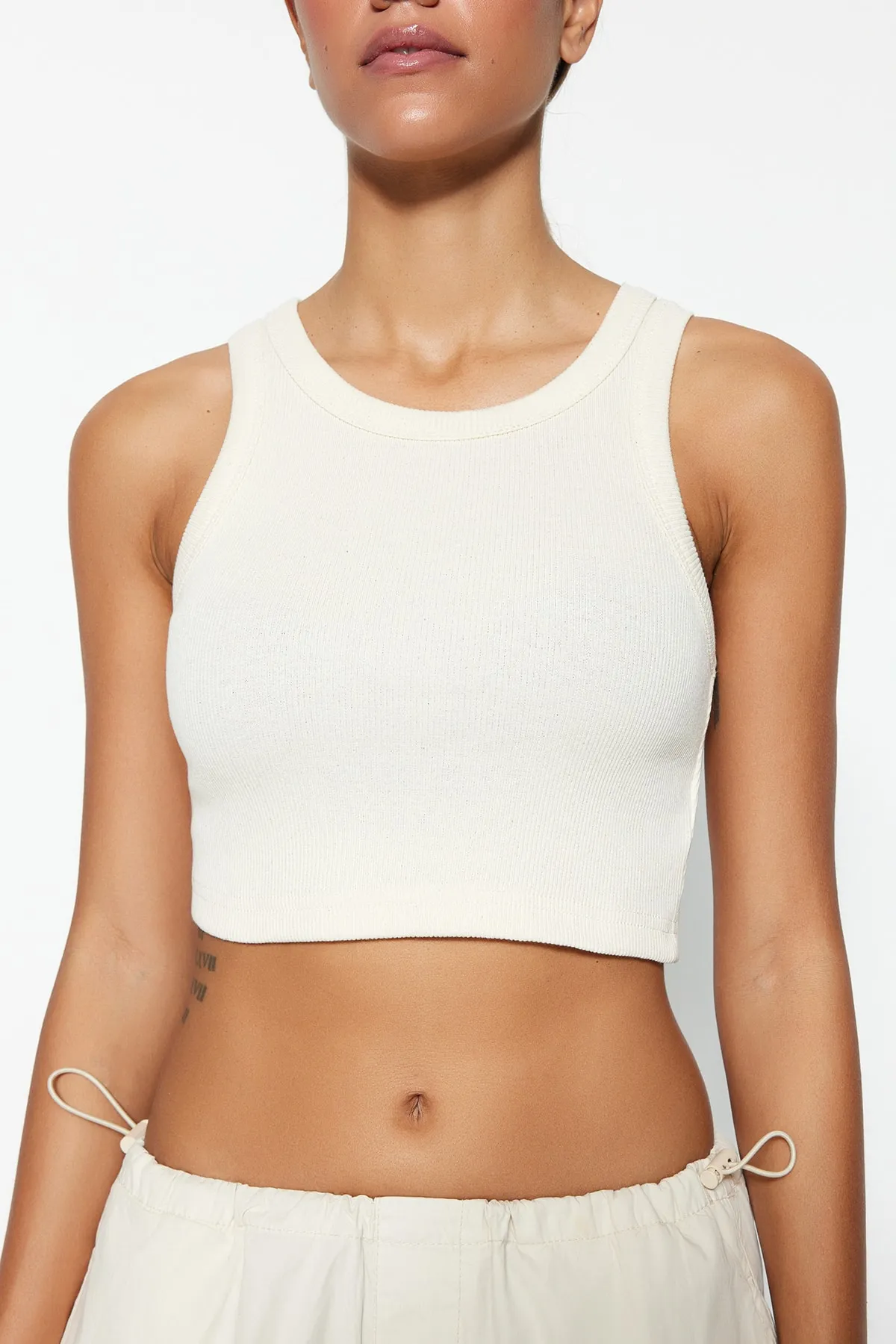 Trendyol Collection  Ecru Super Crop Neckholder Geripptes, flexibles Strick-Unterhemd TWOSS23AL00024