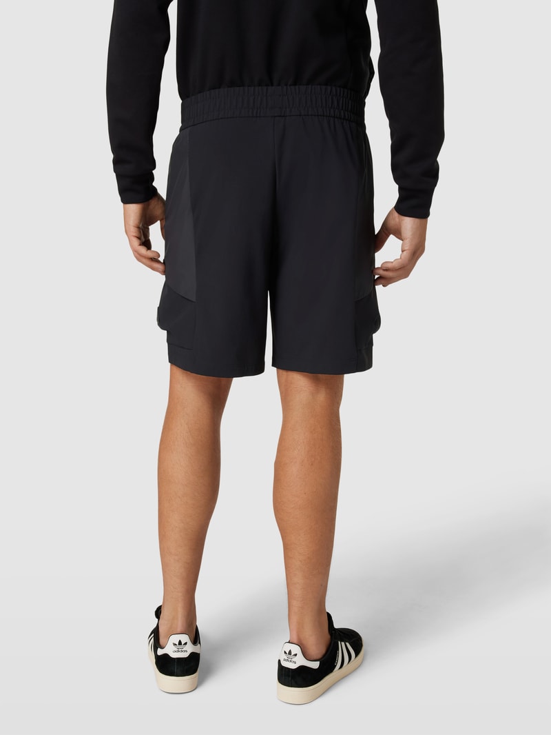 Shorts mit seitlichen Eingrifftaschen in schwarz