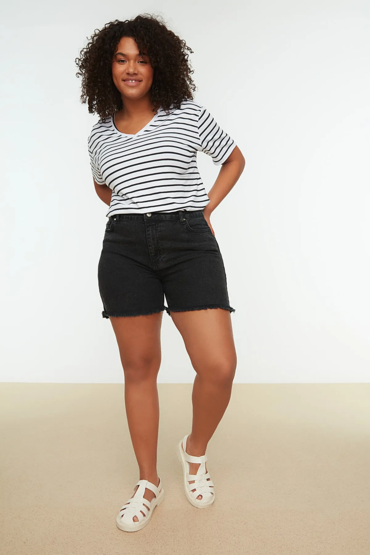 Trendyol Curve  Schwarze Skinny-Jeansshorts mit hoher Taille und Bermuda TBBSS22AP0008