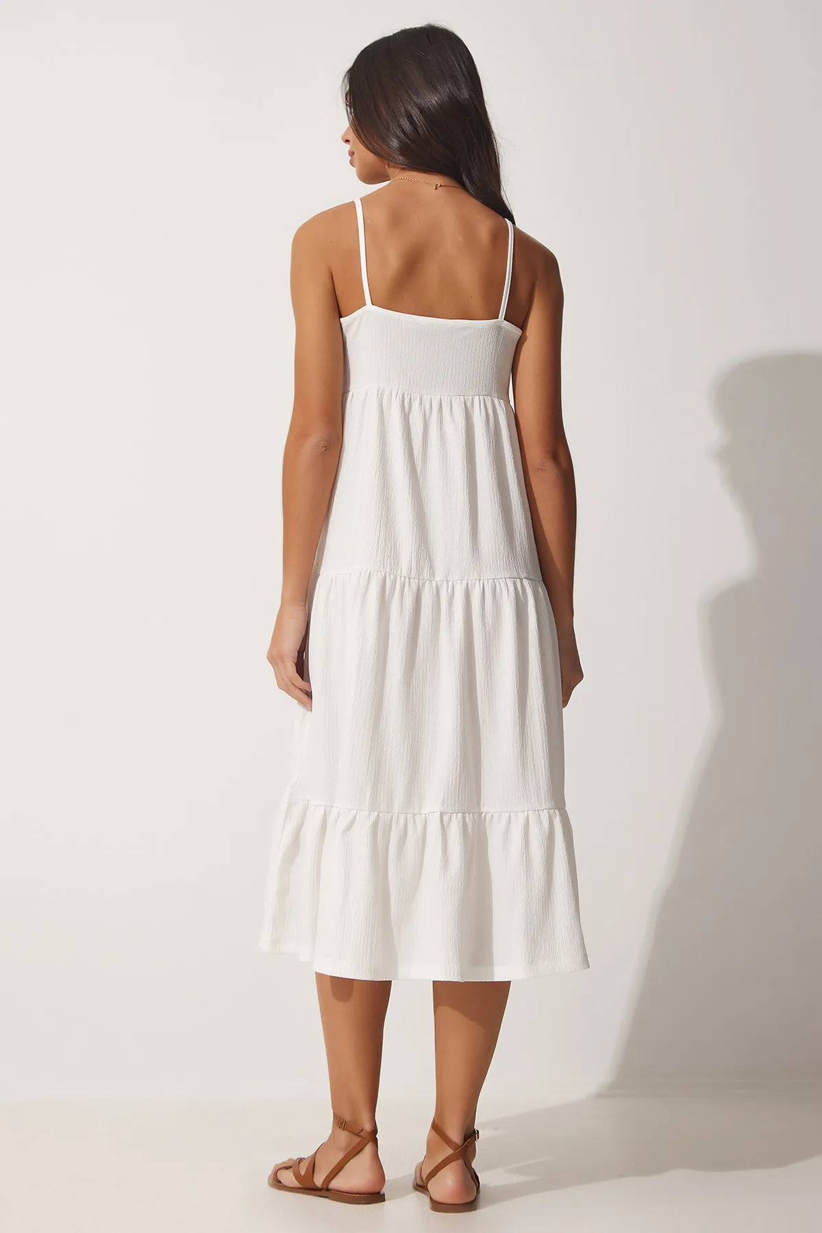 Happiness İstanbul  Weißes Damen-Sommerstrickkleid mit Trägervolant und Volant UB00077