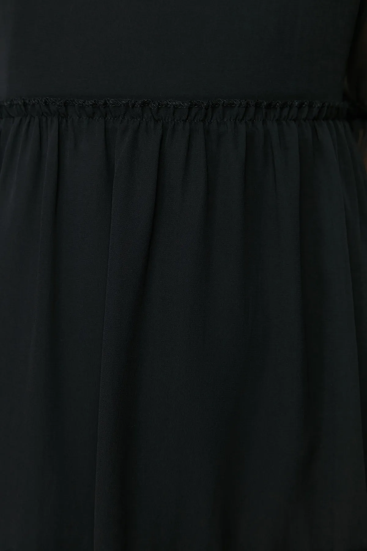 Trendyol Collection  Schwarzes, mit Taillenöffnung versehenes, gerafftes, gefüttertes Mini-Webkleid mit Stehkragen TWOAW20EL0345