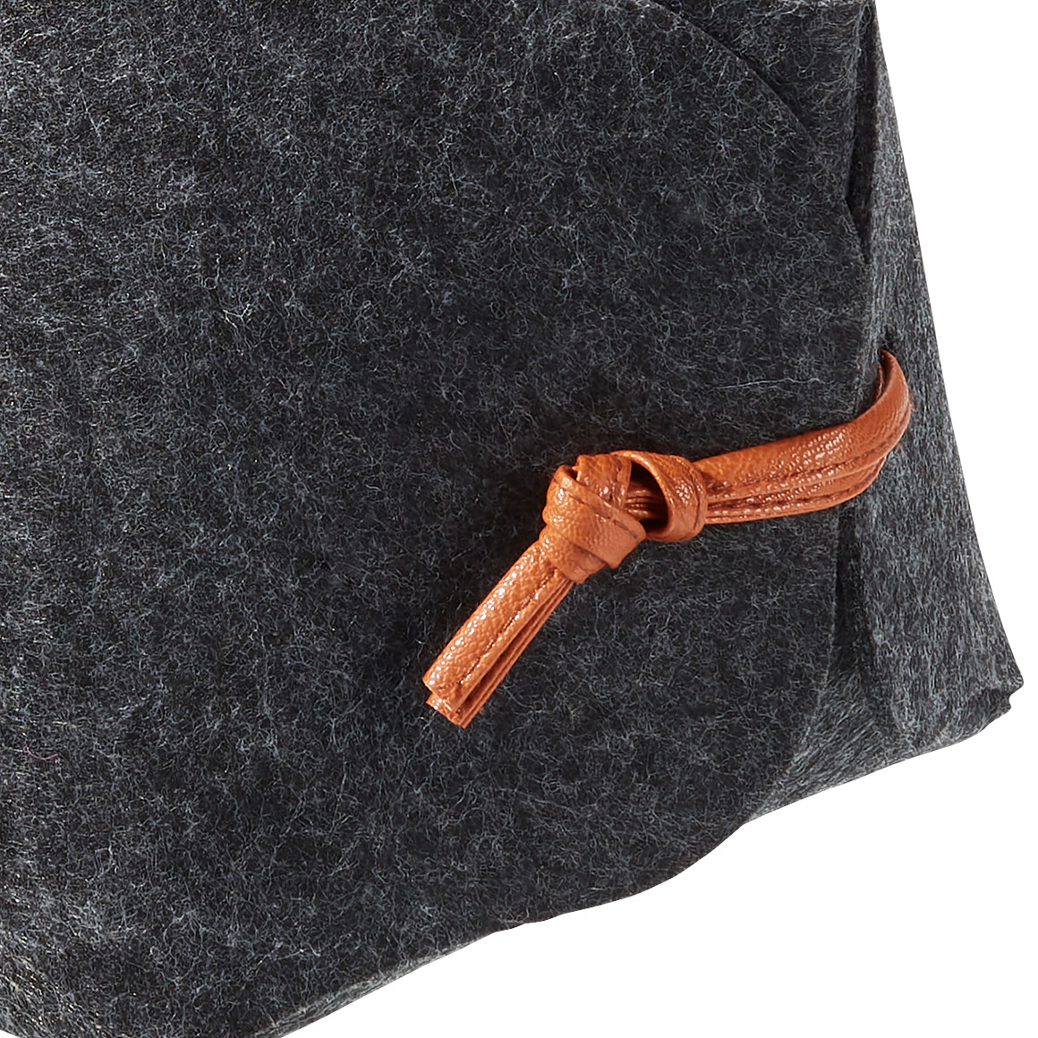 Kleiner Filzkorb mit Bänderdetails