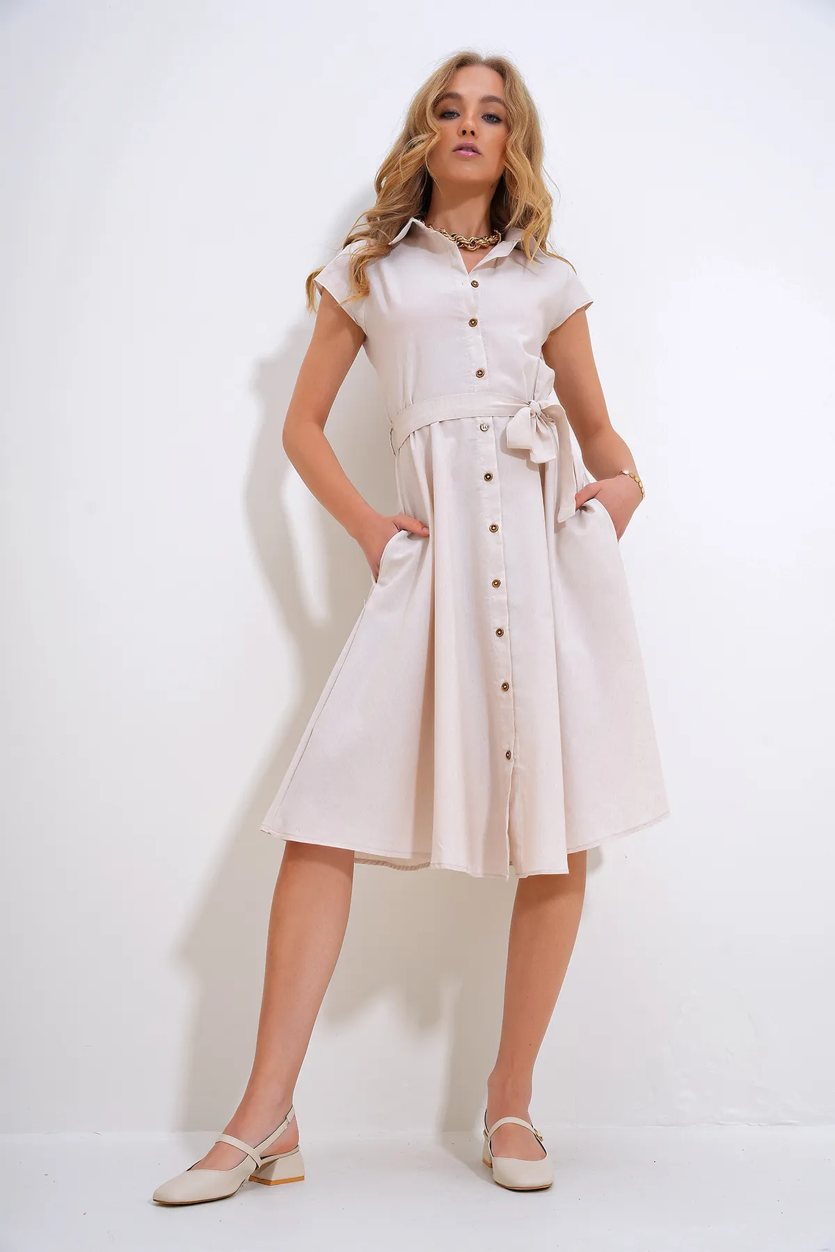 Trend Alaçatı Stili  Beigefarbenes ärmelloses Hemdkleid aus Leinengewebe für Damen ALC-X6056