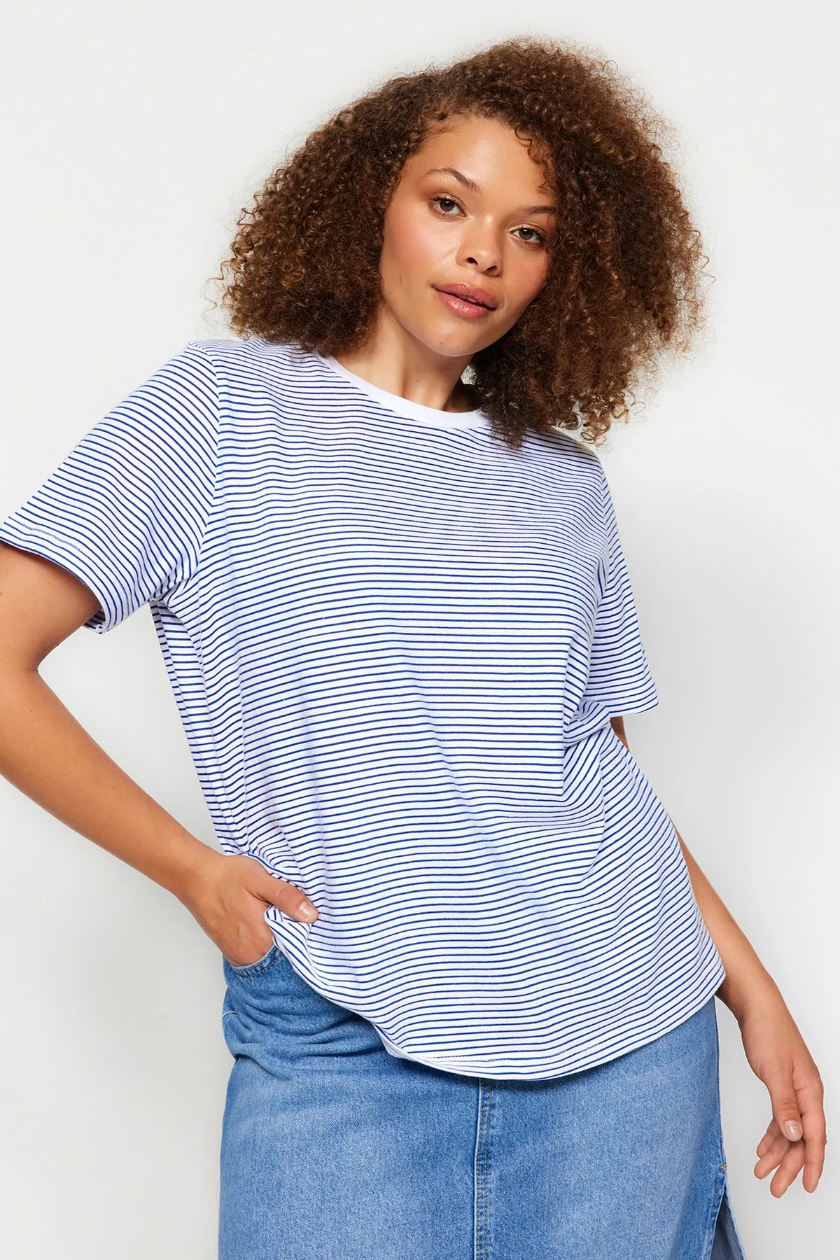 Trendyol Curve  Marineblaues, gestreiftes, gestreiftes Strick-T-Shirt mit Rundhalsausschnitt TBBSS23BF00068