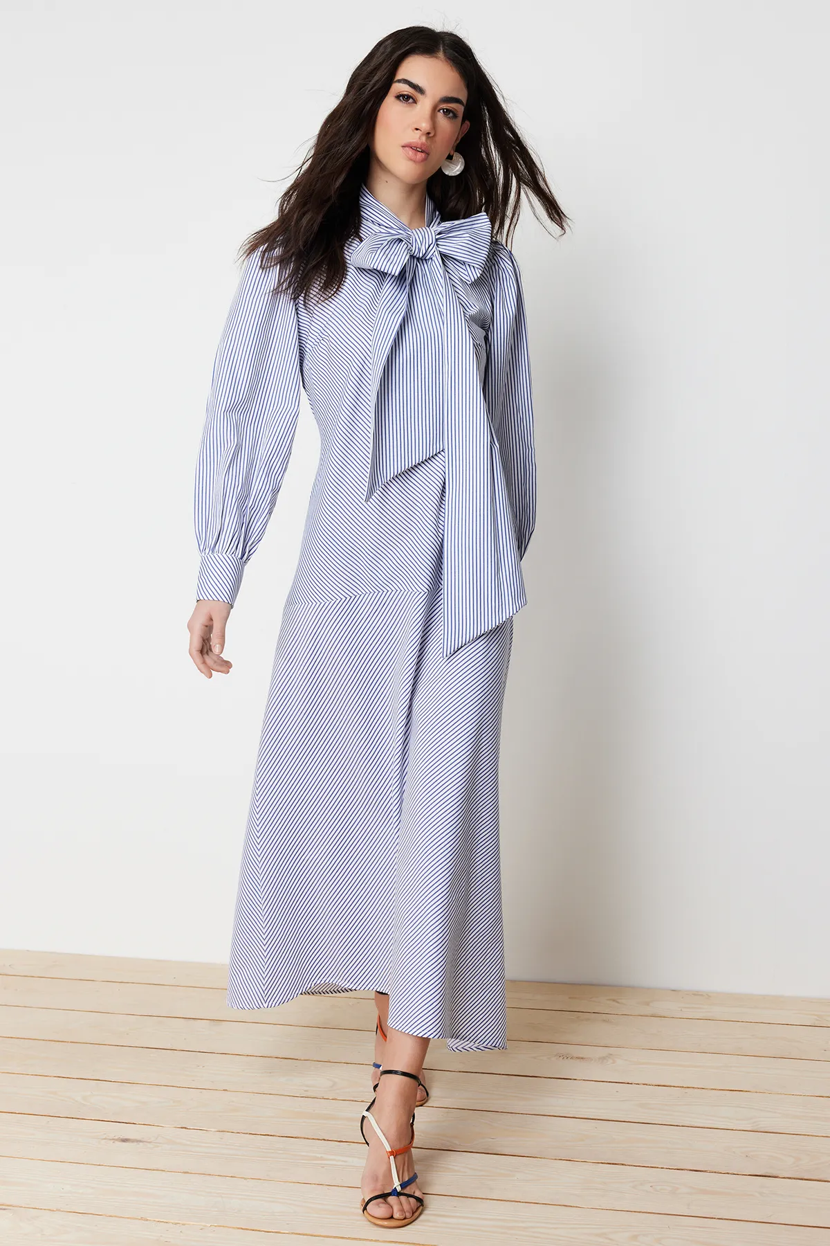 Trendyol Modest  Marineblaues gestreiftes Baumwollkleid mit Schleifendetail und Schleife TCTSS24EB00071