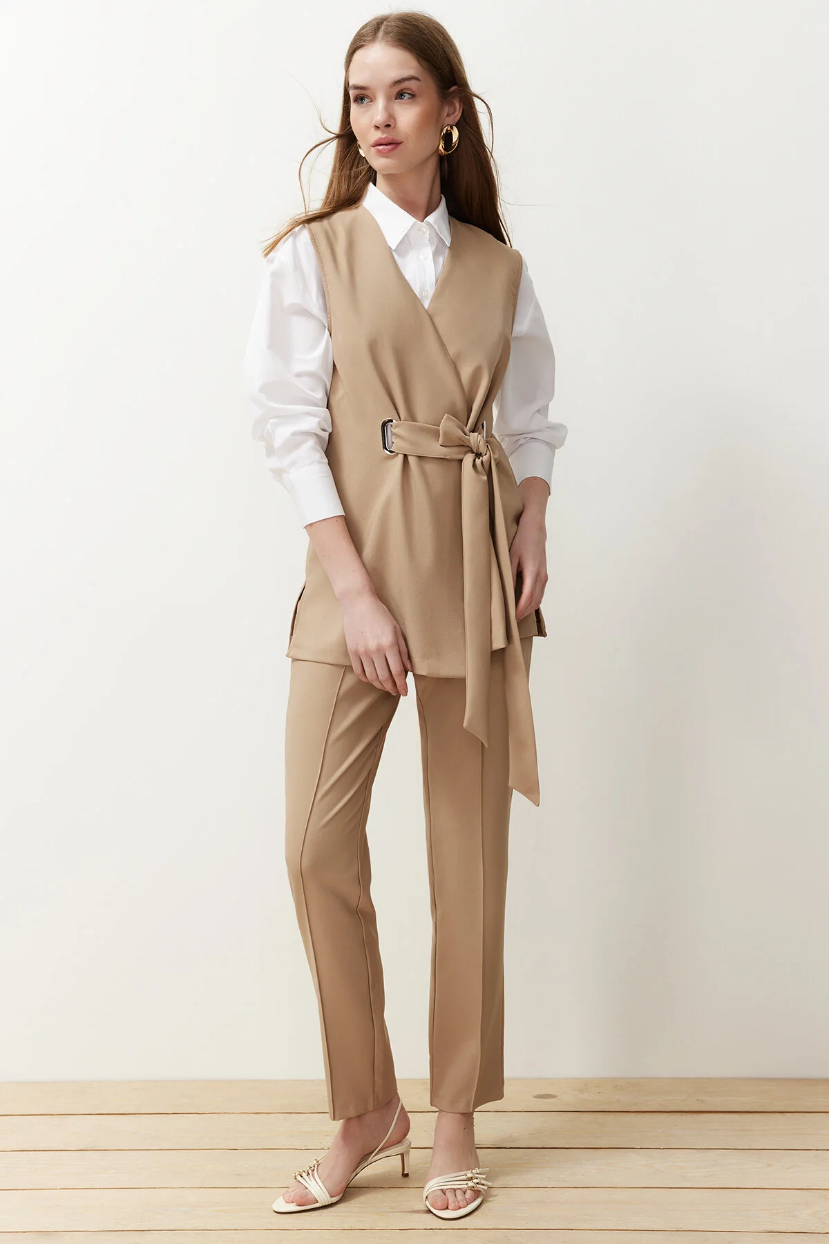 Trendyol Modest  Kamel Accessoire Detailliertes gewebtes Stoff-Westen-Hosen-Unterteil-Top-Set TCTSS24US00035