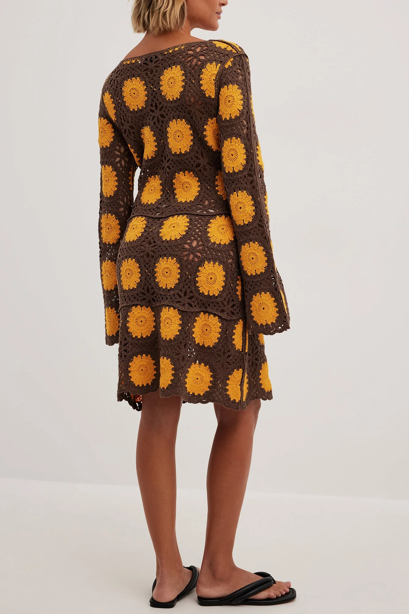 Gehäkeltes Strickminikleid mit langen Ärmeln