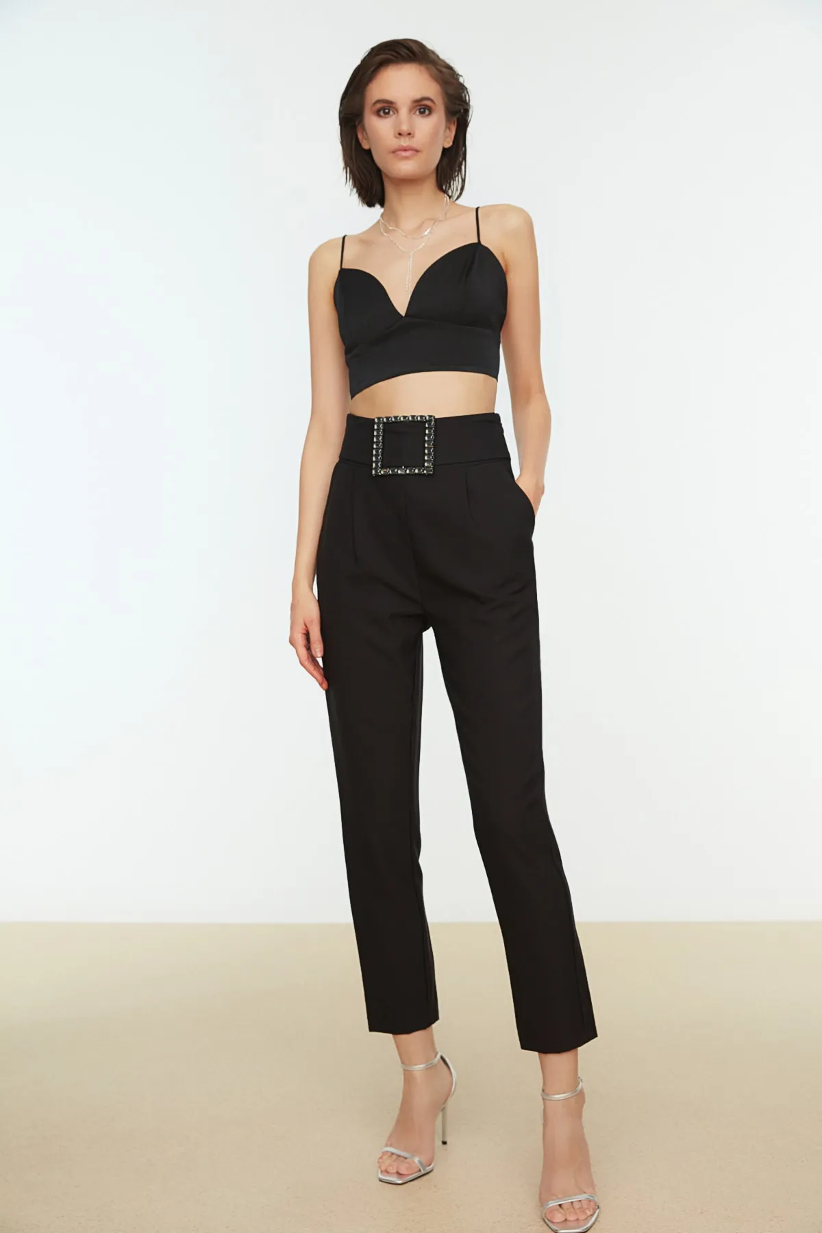 Trendyol Collection  Schwarze, gewebte, glänzende Stone-Hose mit Gürtel TPRAW20PL0168