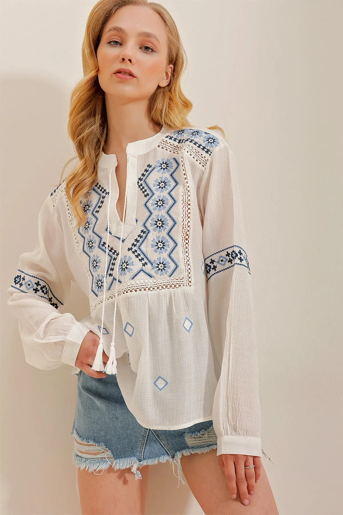 Trend Alaçatı Stili  Weiße Damenbluse mit Richterkragen und bestickter Robe ALC-X10196