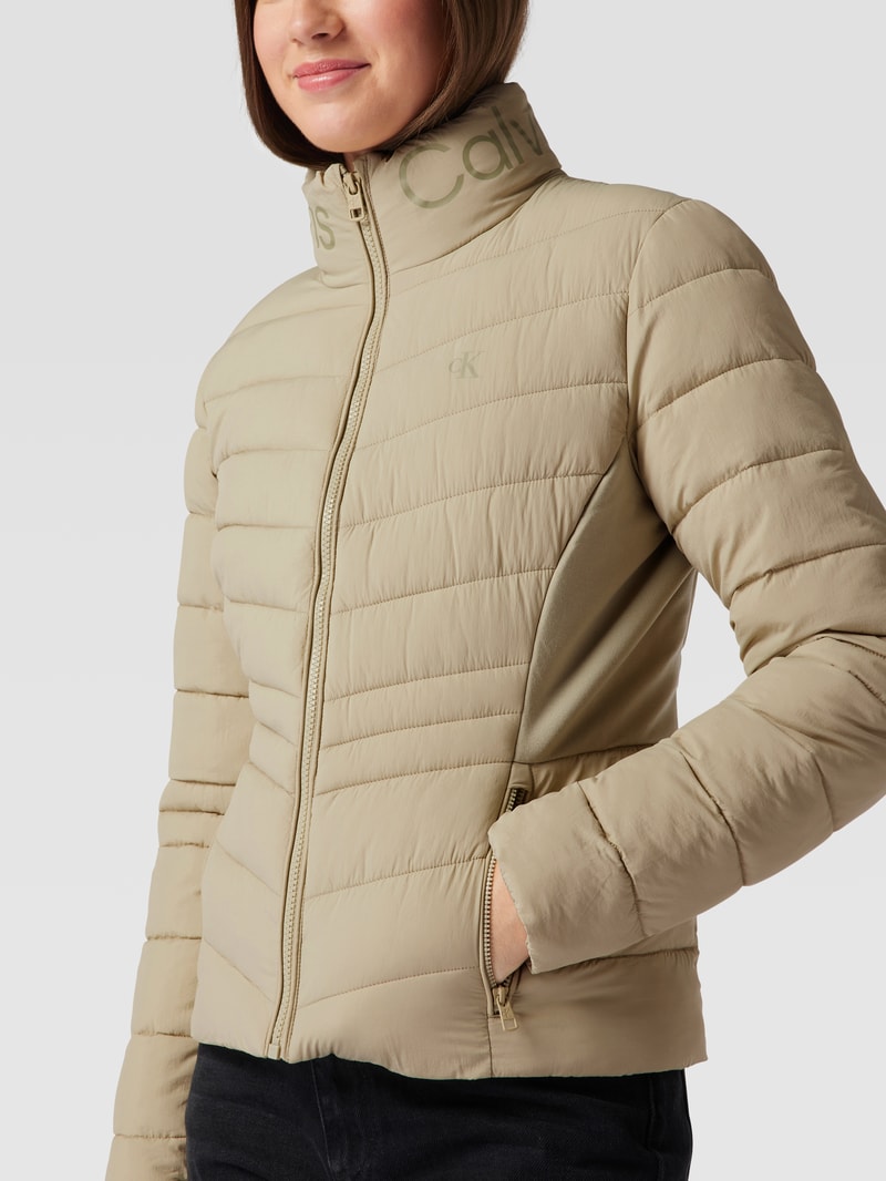 Steppjacke mit Label-Details in sand